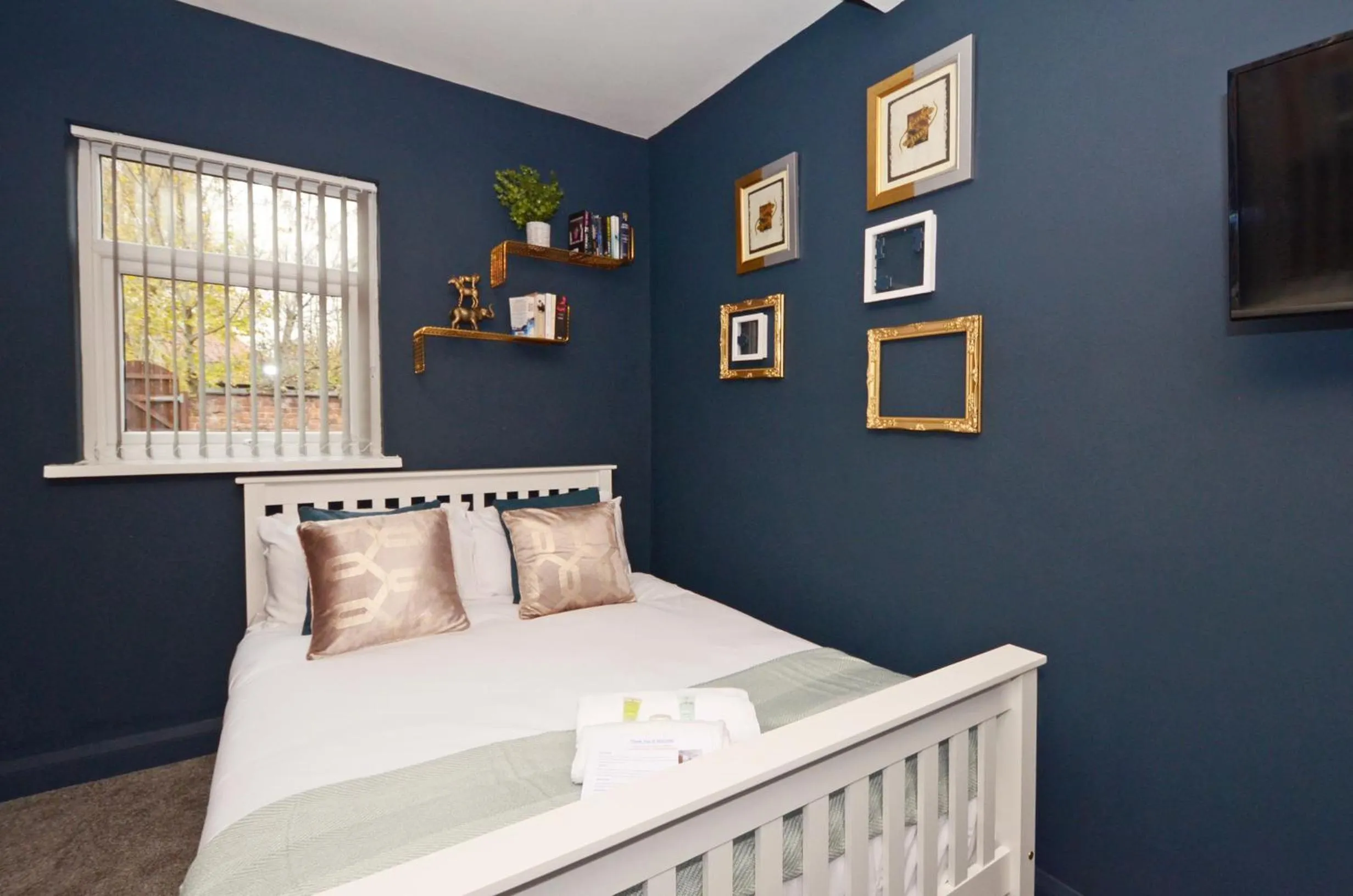 Bedroom, Bed in Townhouse PLUS @ 301 West Street Crewe