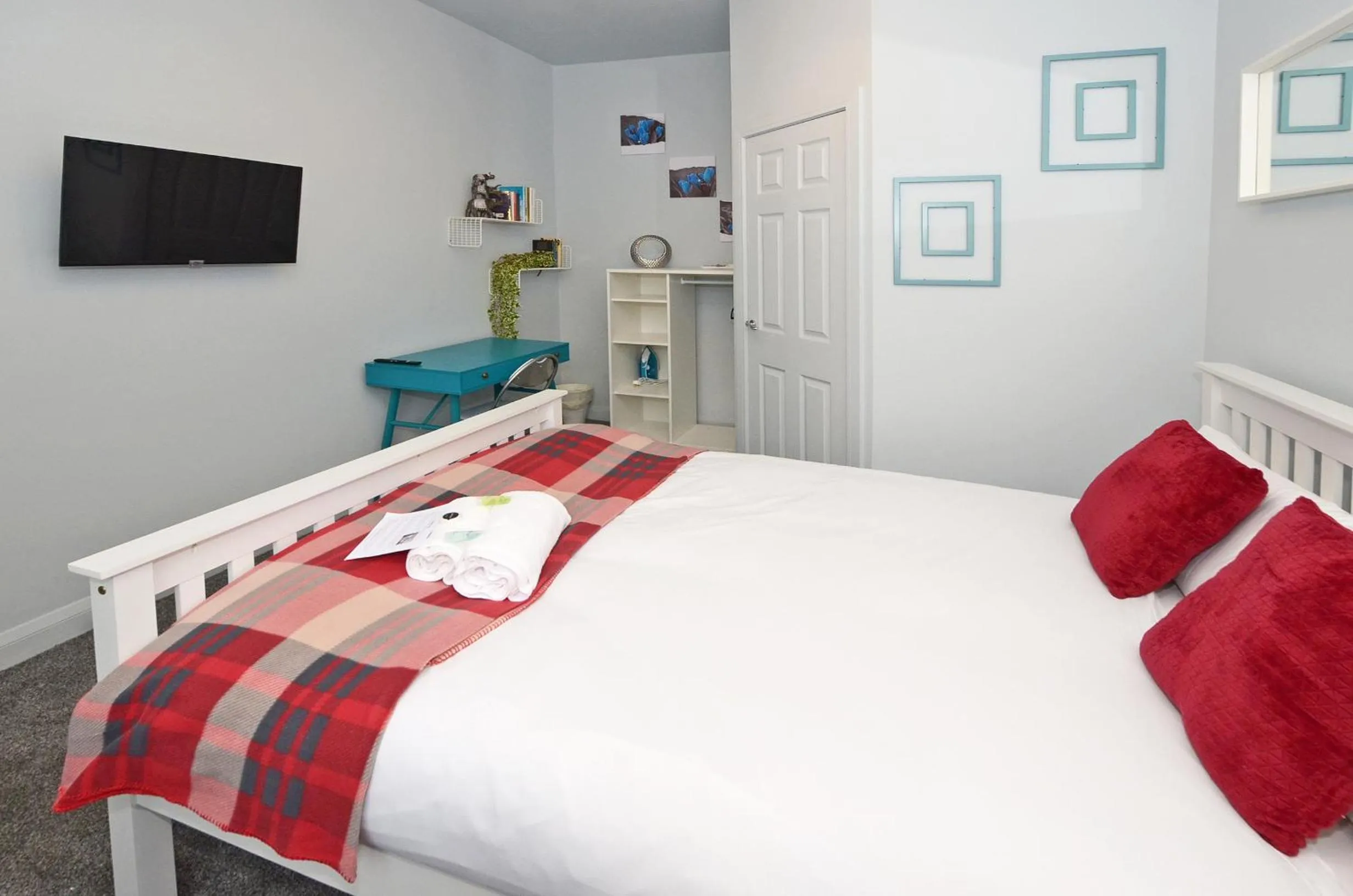 Bedroom, Bed in Townhouse PLUS @ 301 West Street Crewe