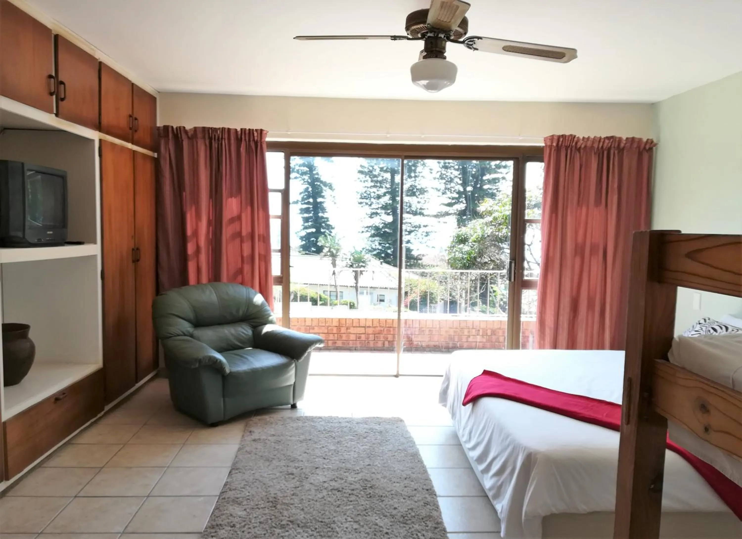 Photo of the whole room, Bed in Rockview Guest House