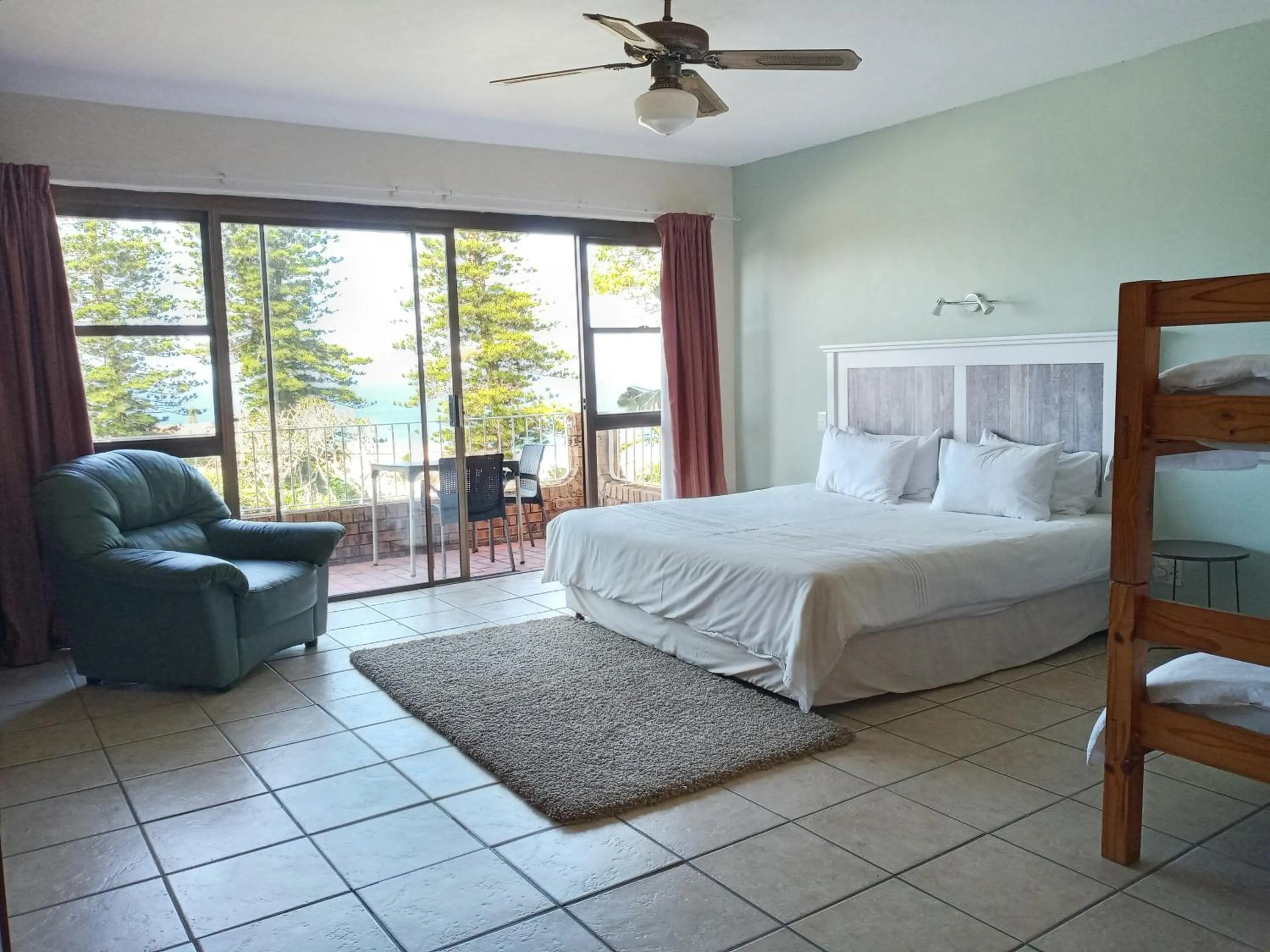 Photo of the whole room, Bed in Rockview Guest House