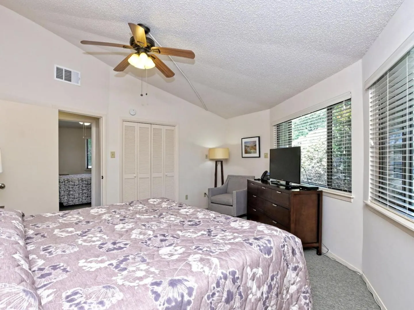 Bed in Lakefront Bungalow with Community PoolHot Tub #8