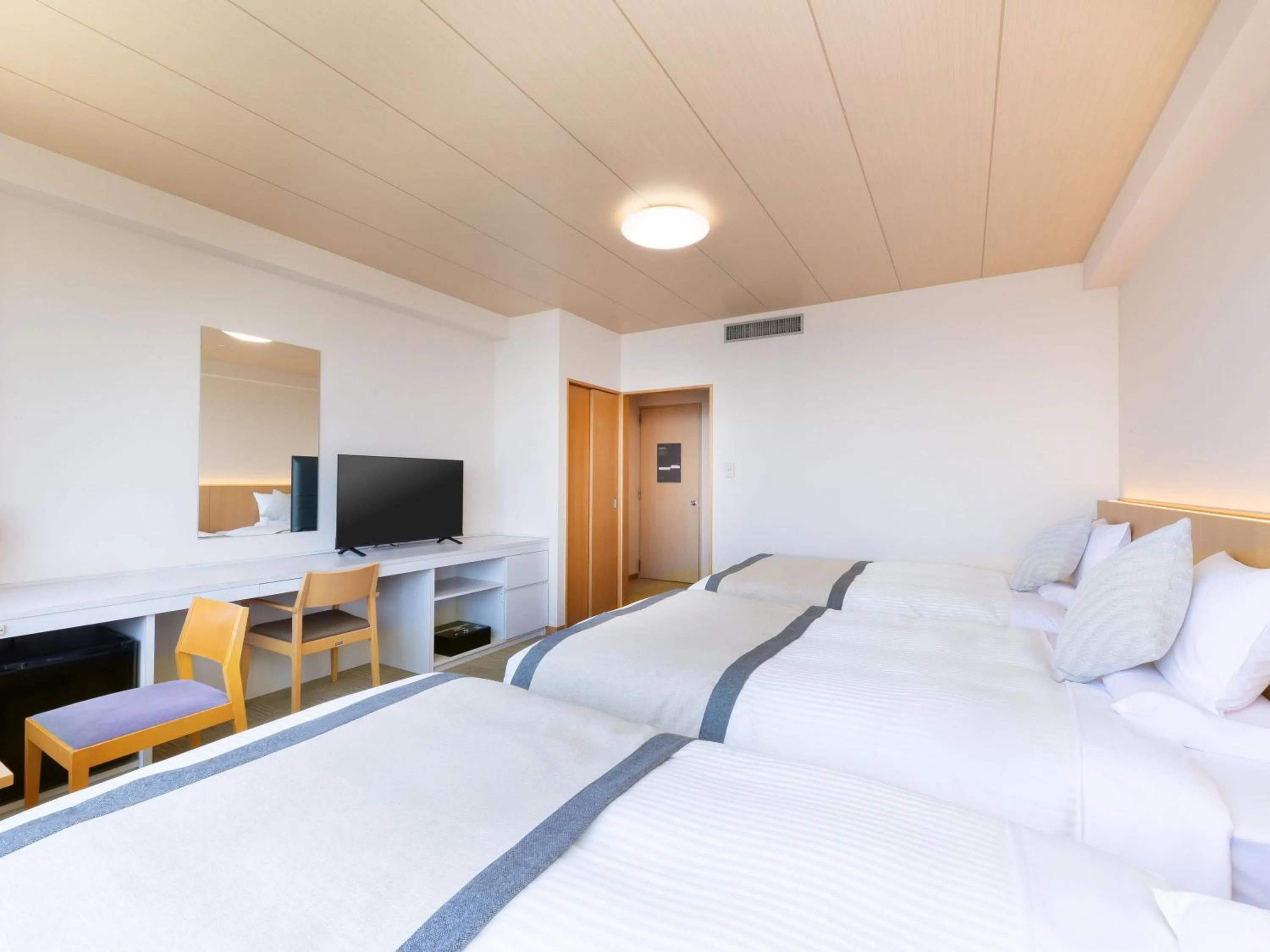 Photo of the whole room, Bed in KAMENOI HOTEL Yaizu