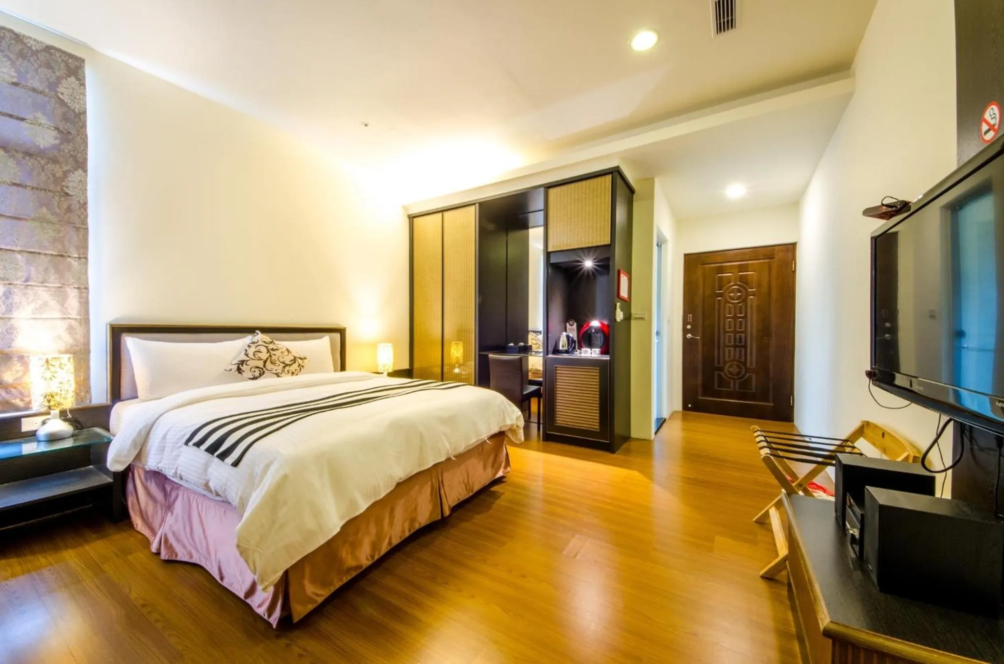 Bed in Butchard Villas