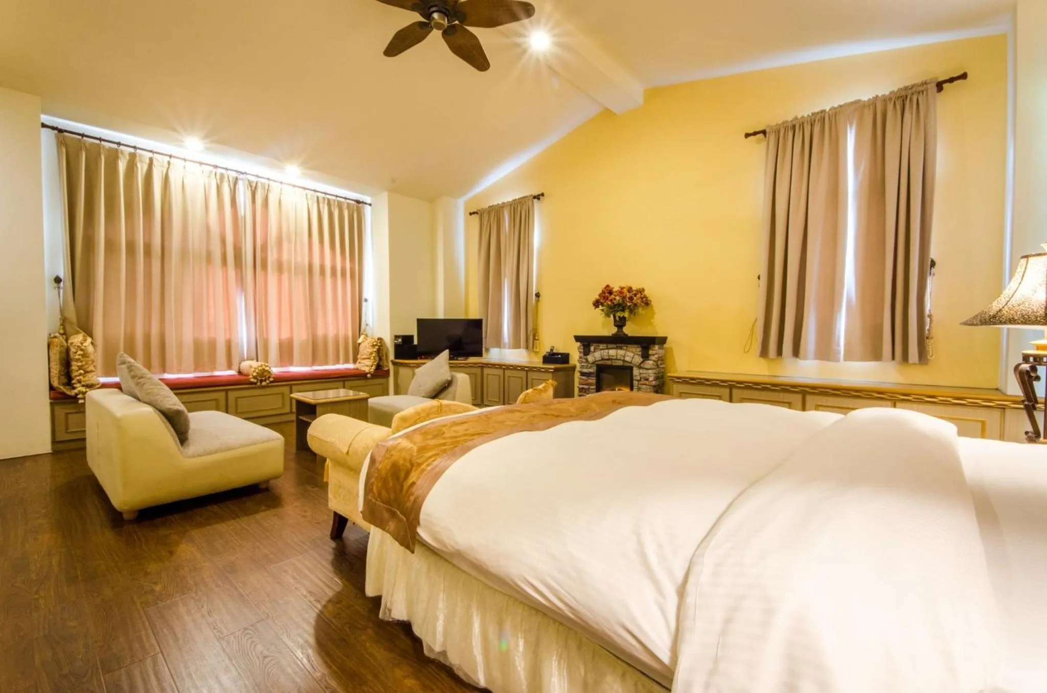 Bed in Butchard Villas