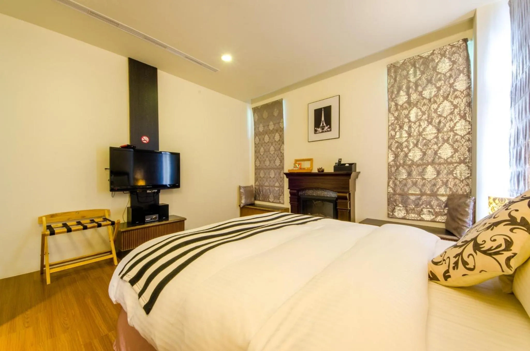 Bed in Butchard Villas