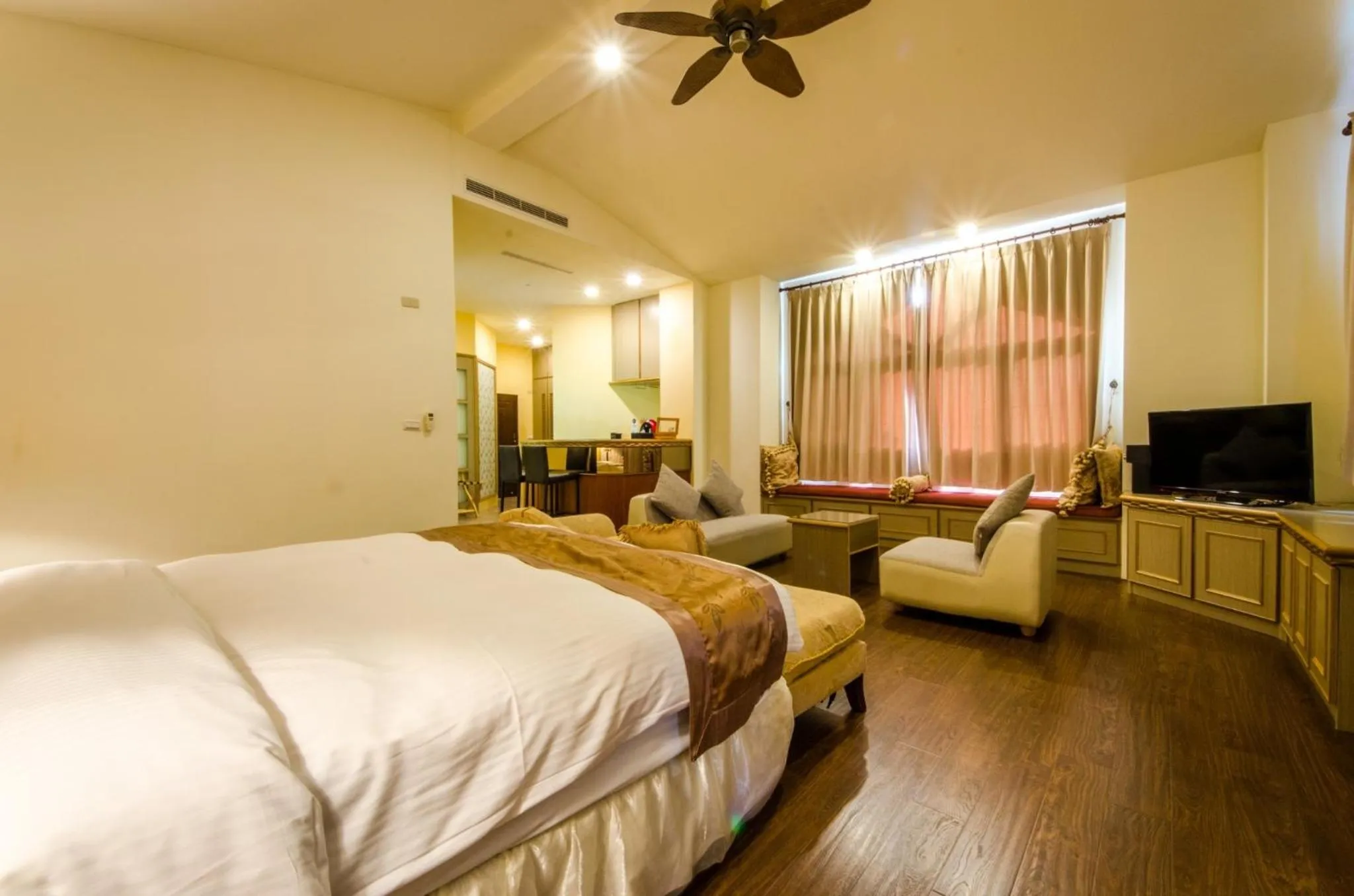 Bed in Butchard Villas