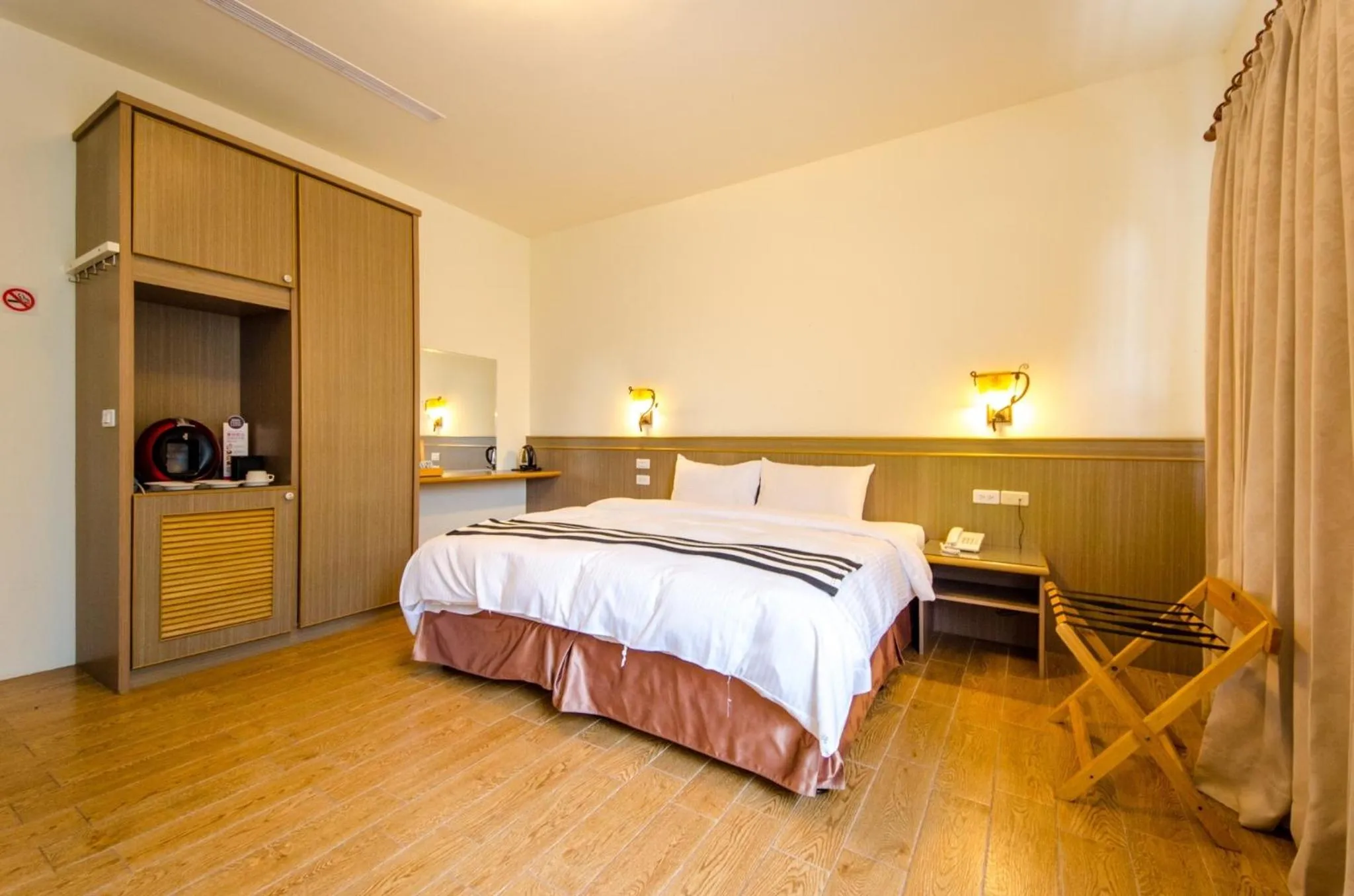 Bed in Butchard Villas