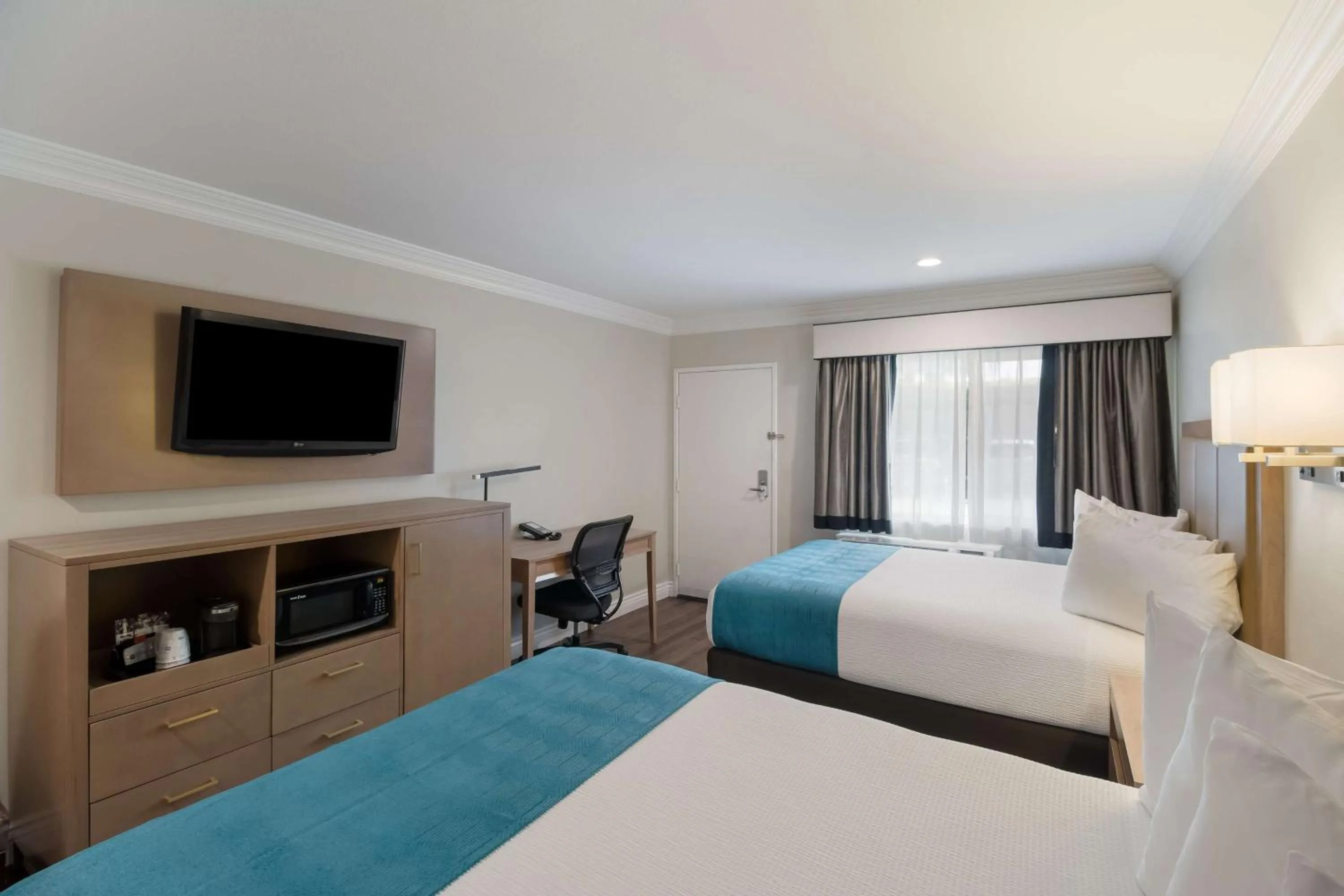 Bedroom, Bed in Best Western Woodland Hills