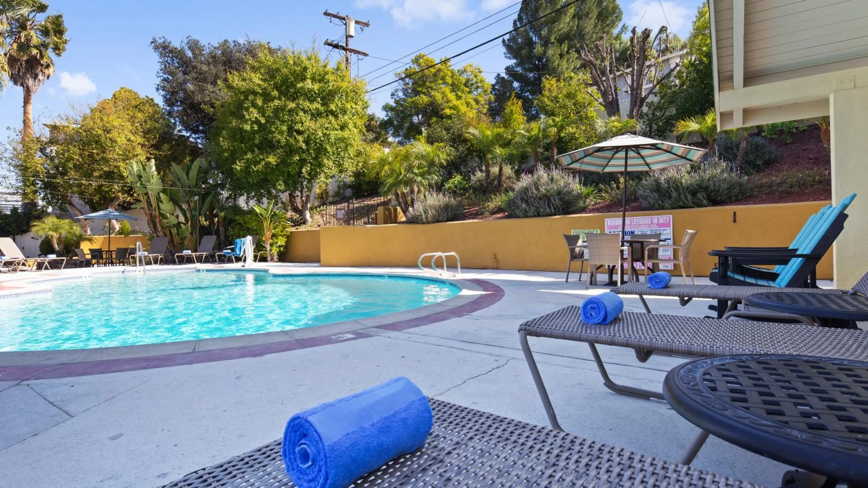 Swimming pool in Best Western Woodland Hills