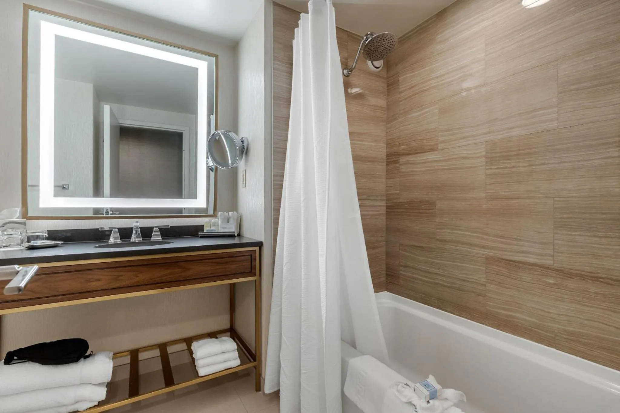 Photo of the whole room in Omni Richmond Hotel