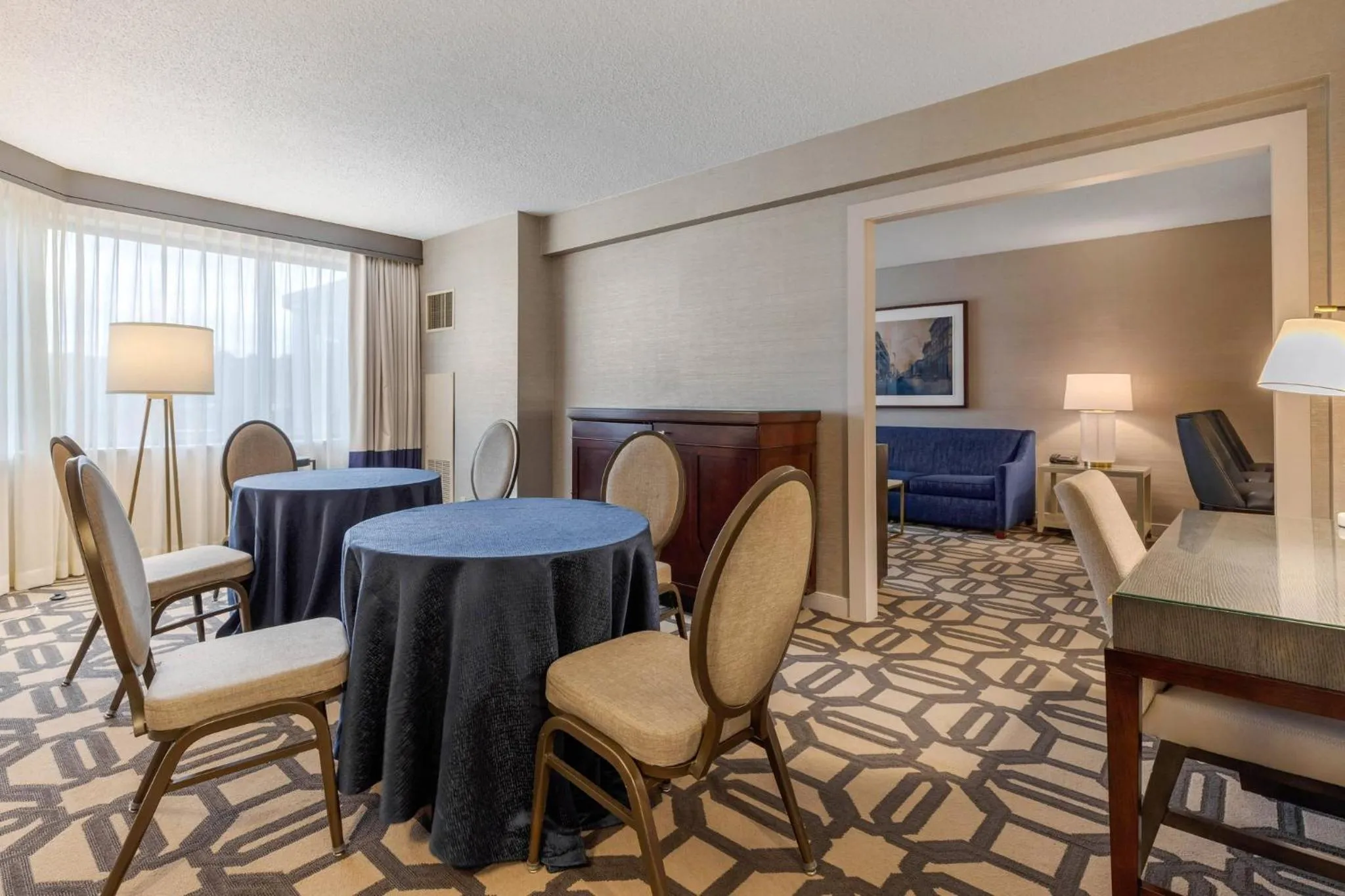 Photo of the whole room in Omni Richmond Hotel