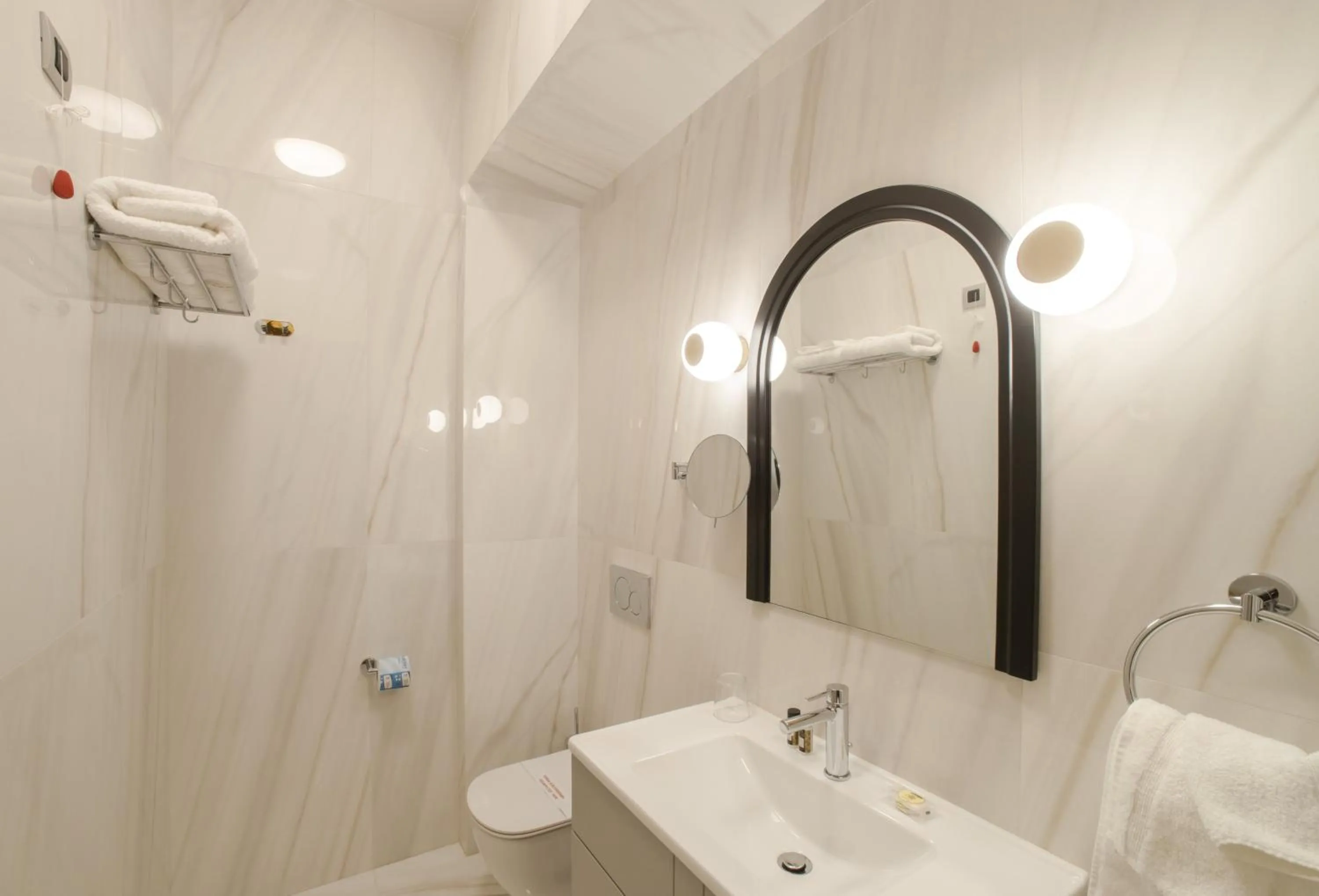Shower in Castellano Hotel & Suites