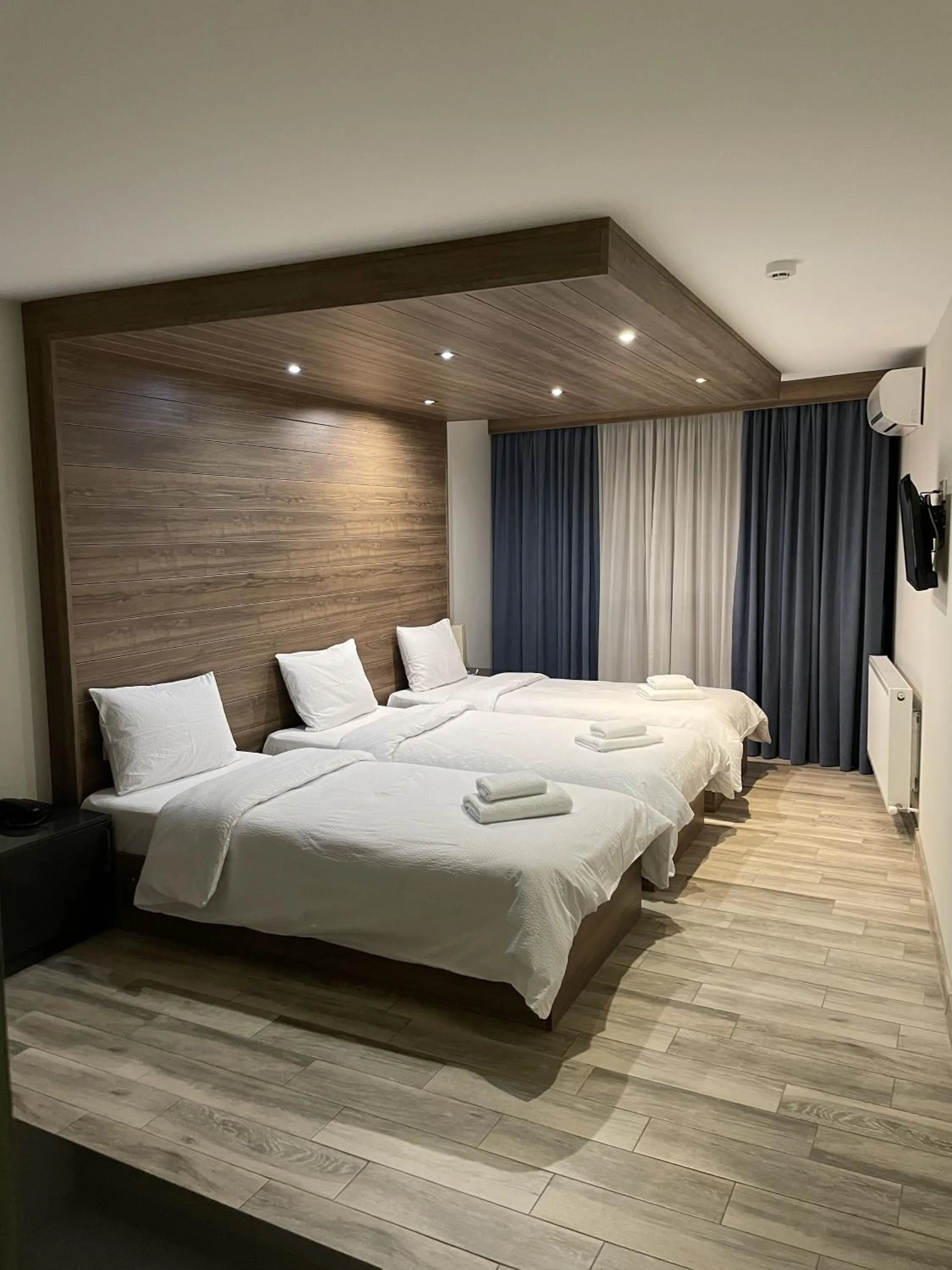 Bathroom, Bed in Victoria Inn Tbilisi