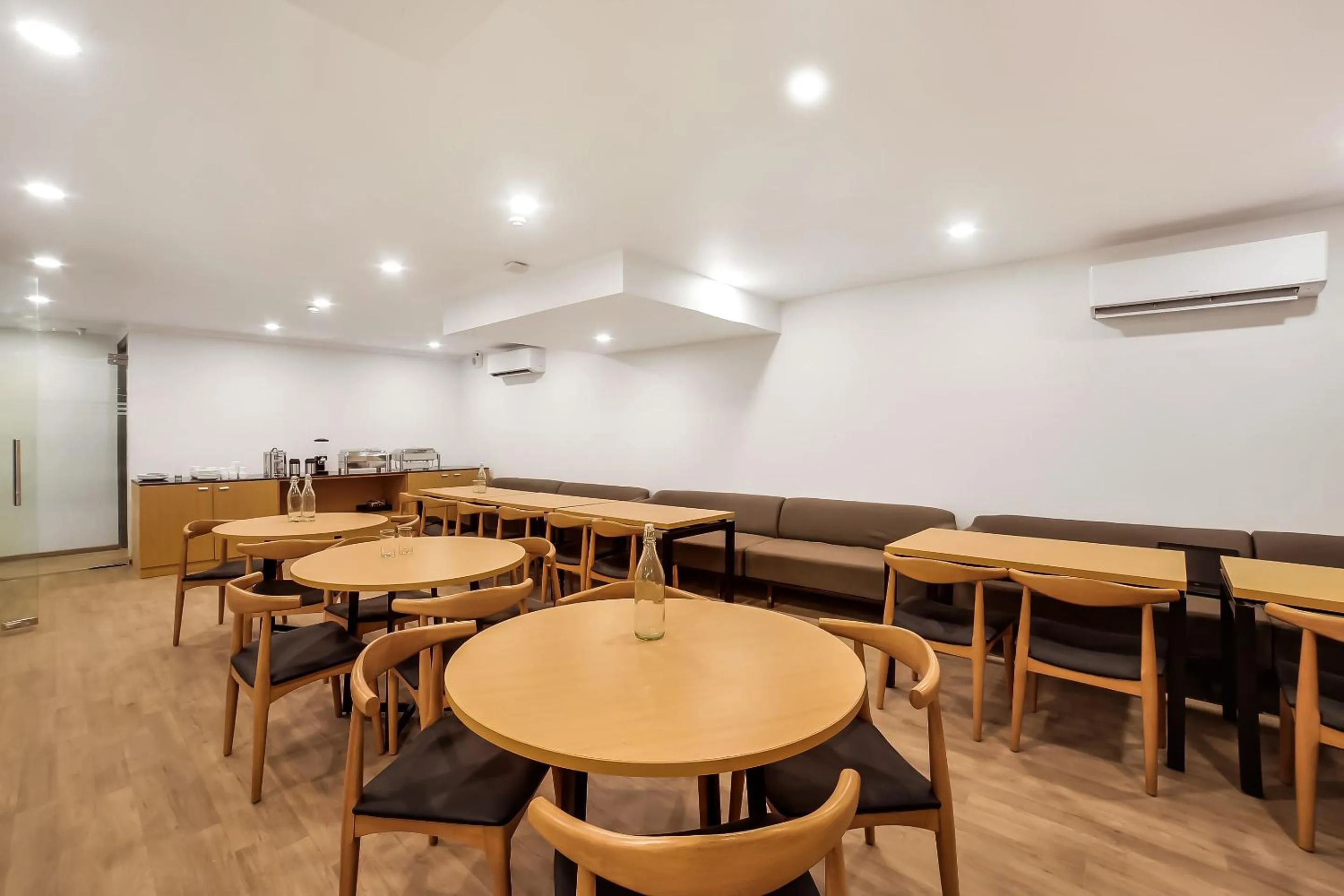 Restaurant/places to eat in Super Townhouse 158 Near Netaji Subhash Marg Near Appu Ghar