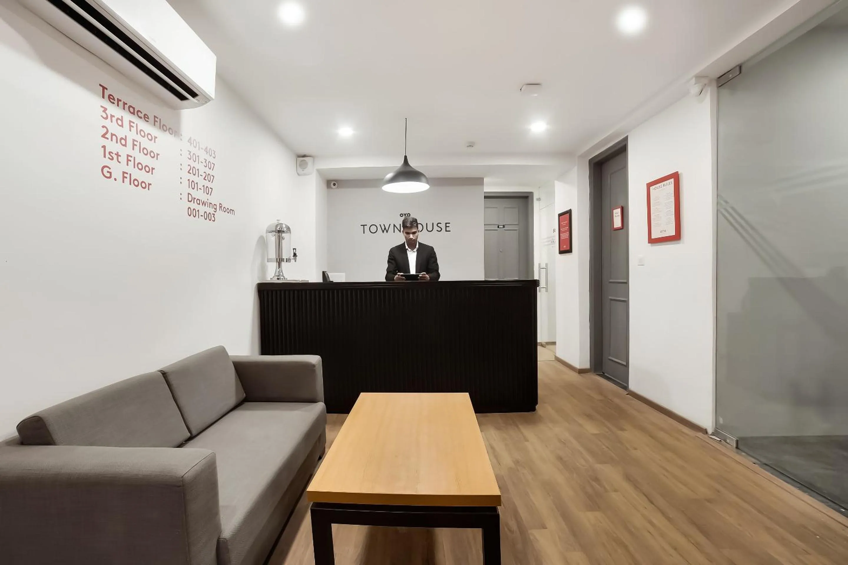 Lobby or reception in Super Townhouse 158 Near Netaji Subhash Marg Near Appu Ghar