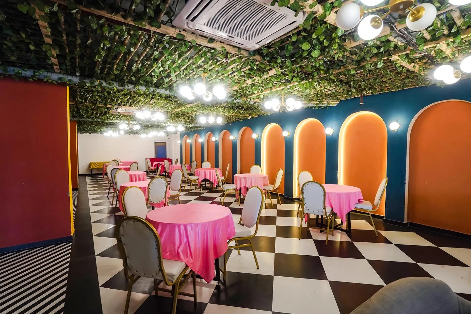 Restaurant/places to eat in FabHotel Prime Cloud 9 Delhi NCR