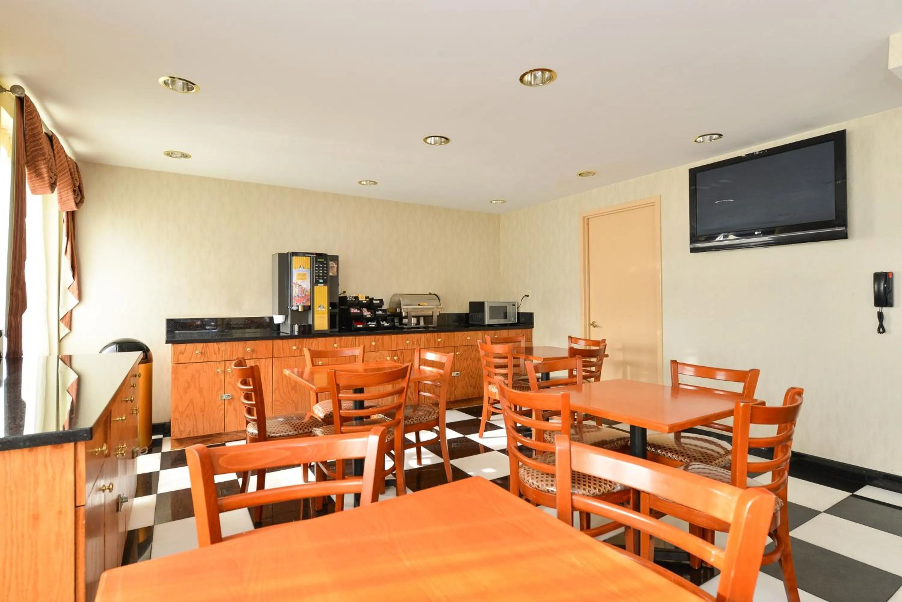 Restaurant/Places to Eat in Lex View Inn at JFK Airport