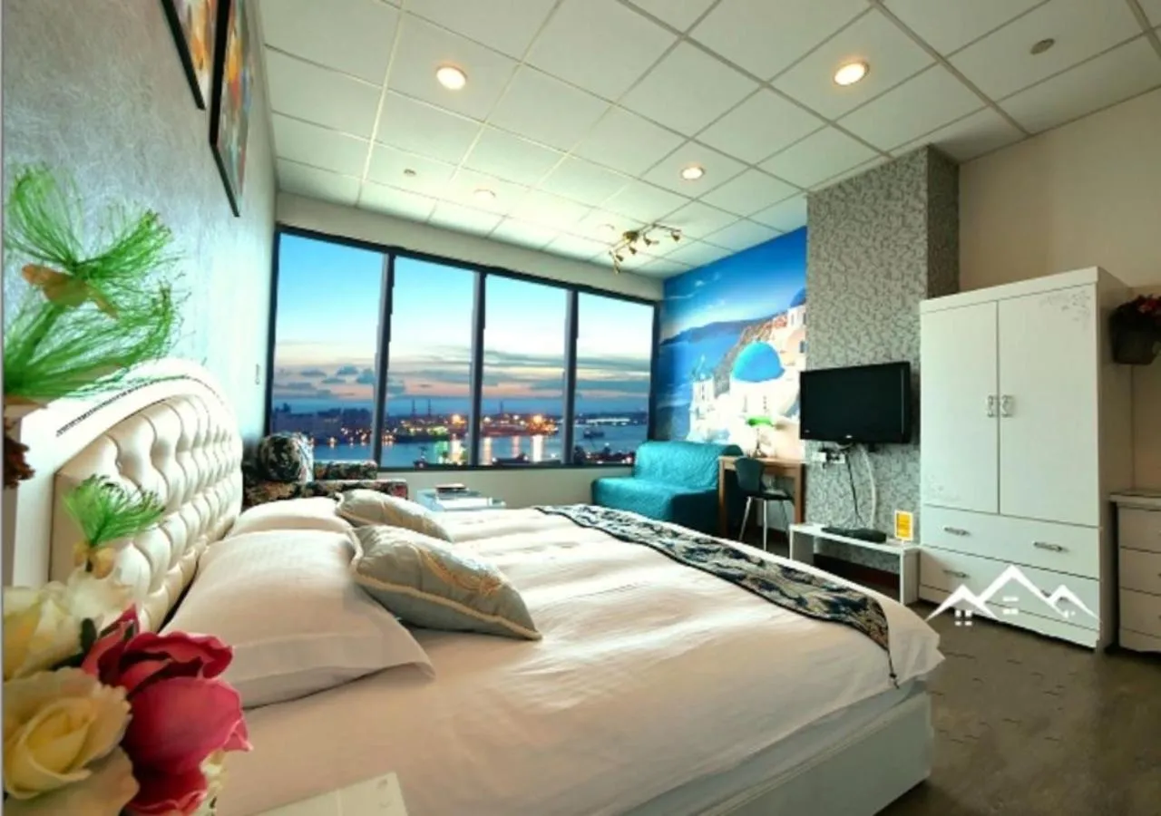 Living room, Bed in 85 Cape Inn