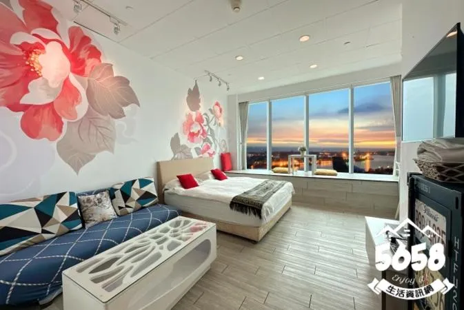 Photo of the whole room, Bed in 85 Cape Inn