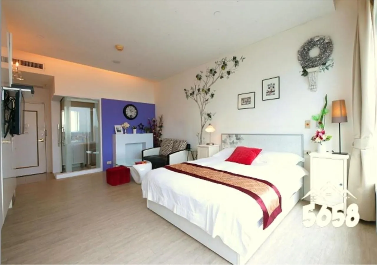 Living room, Bed in 85 Cape Inn