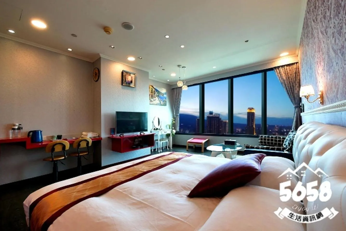 Living room, Bed in 85 Cape Inn