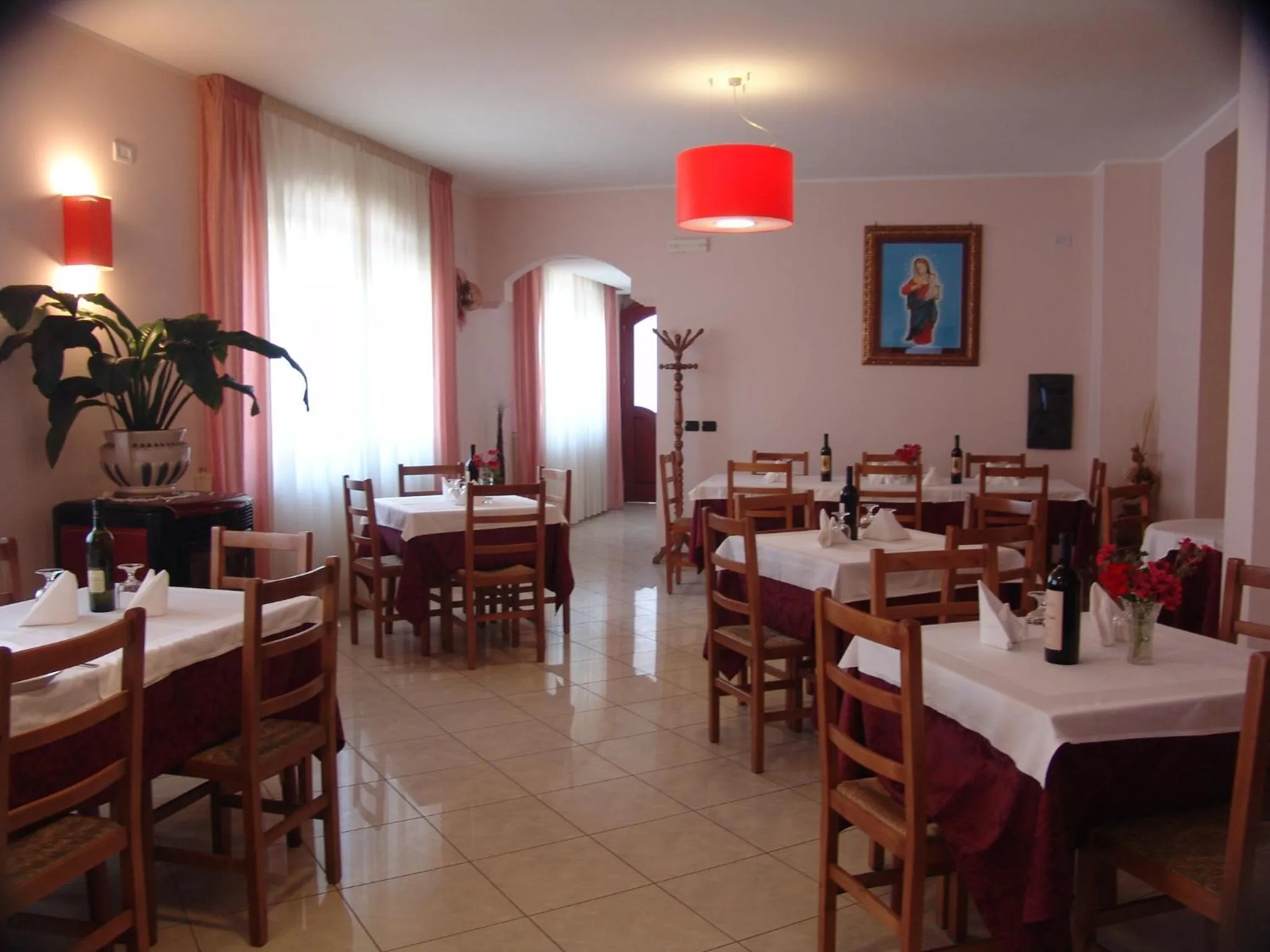 Restaurant/places to eat in Hotel Mistef