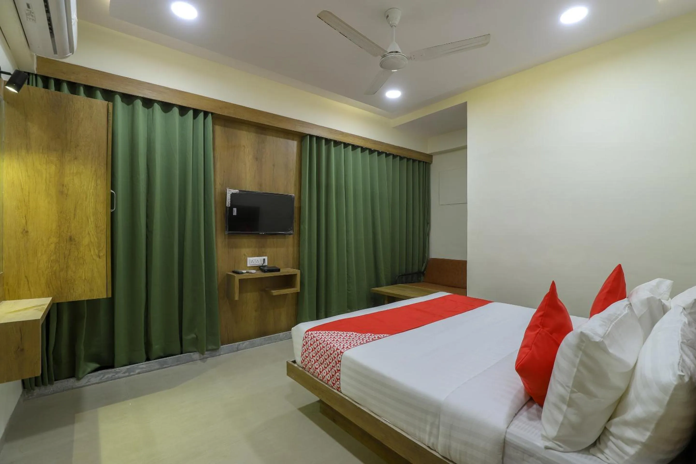 Bedroom, Bed in Hotel O Shubham Inn