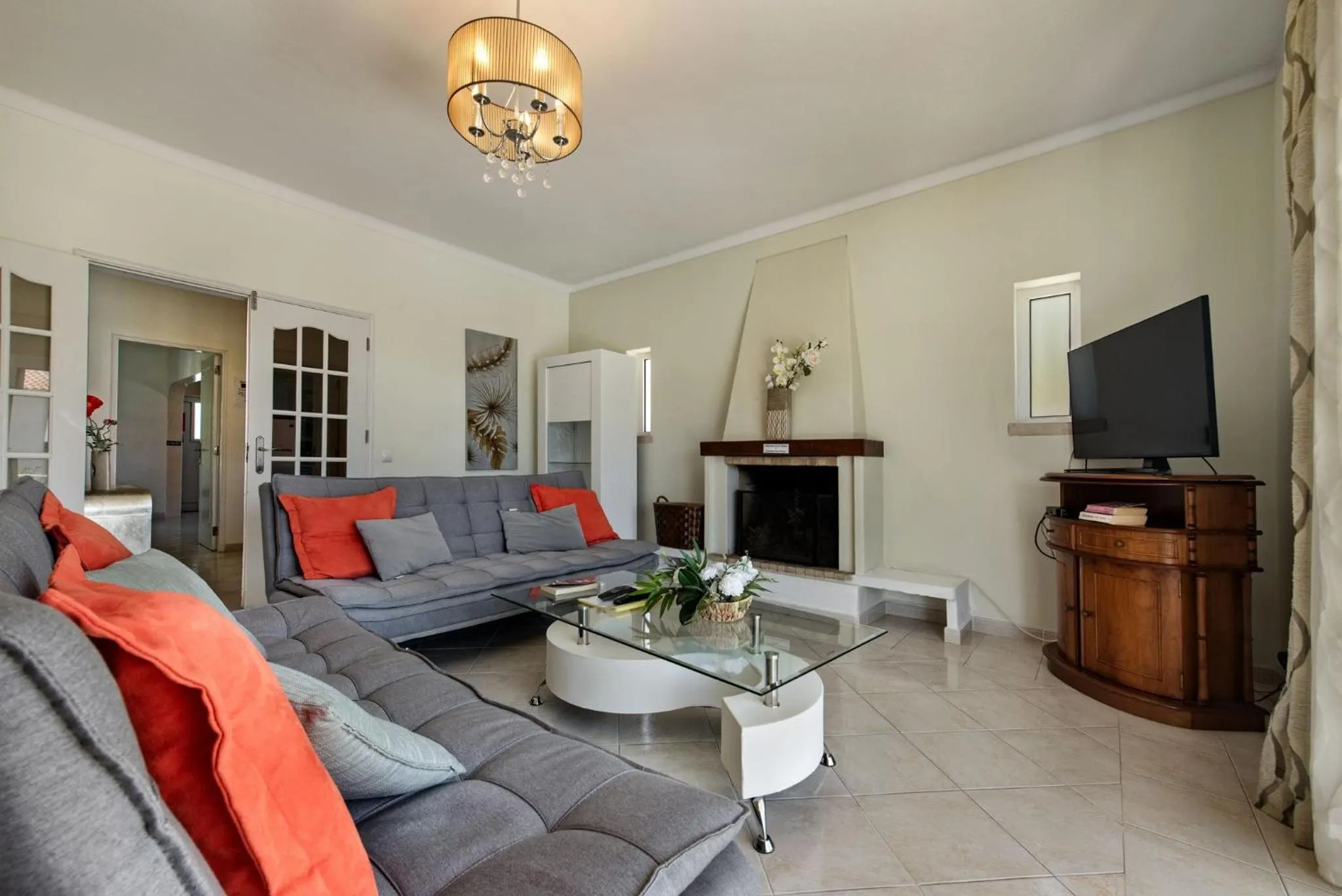 Communal lounge/ TV room in Charming Villa With Private Pool in Vibrant Vilamoura, Free AC and Wifi