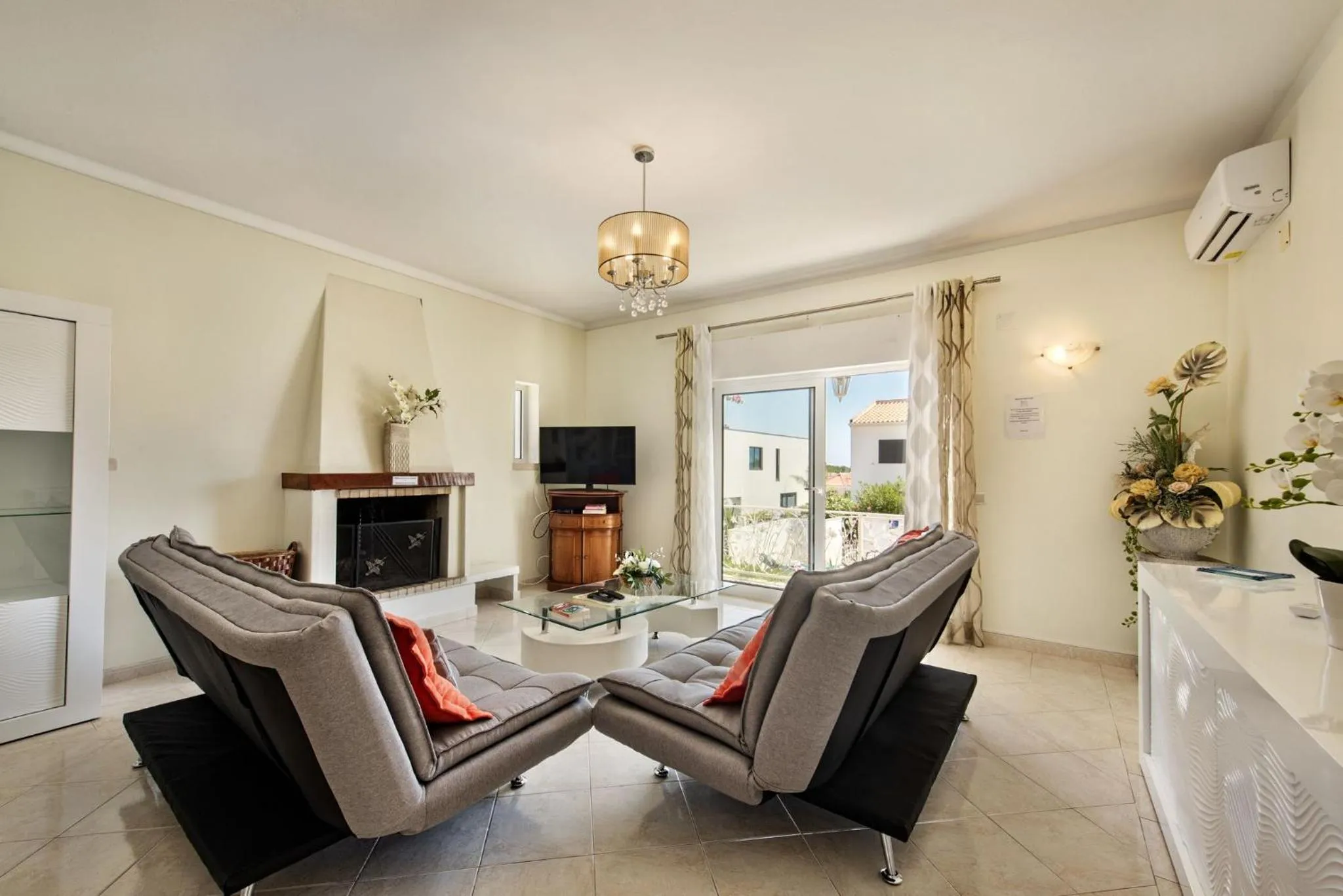 Living room in Charming Villa With Private Pool in Vibrant Vilamoura, Free AC and Wifi