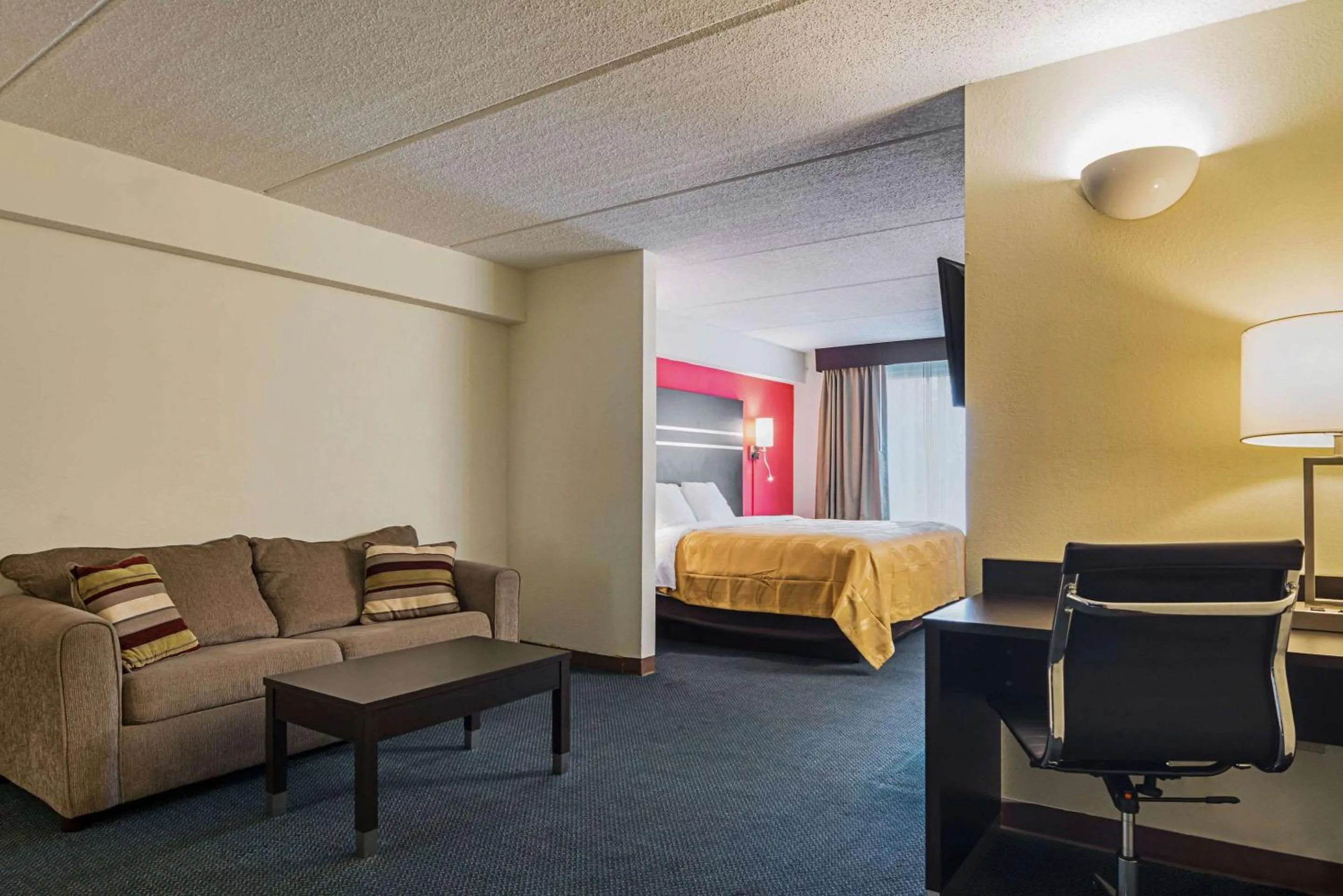 Photo of the whole room, Bed in Quality Suites Atlanta Airport East