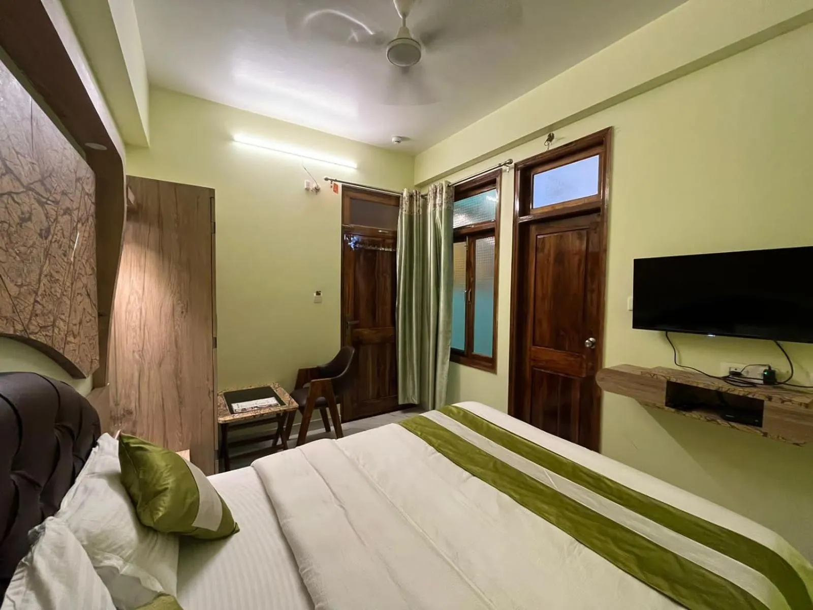 Bed in Hotel Prabhat