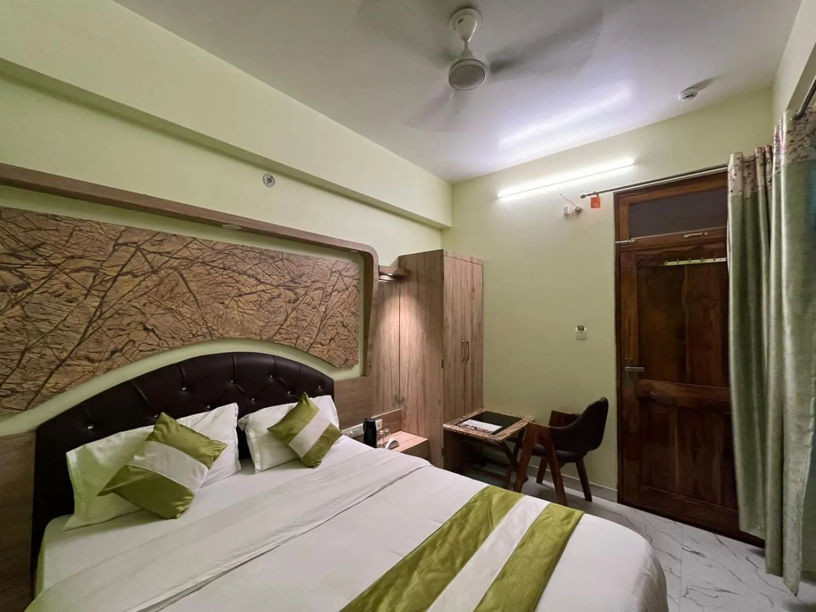 Bed in Hotel Prabhat