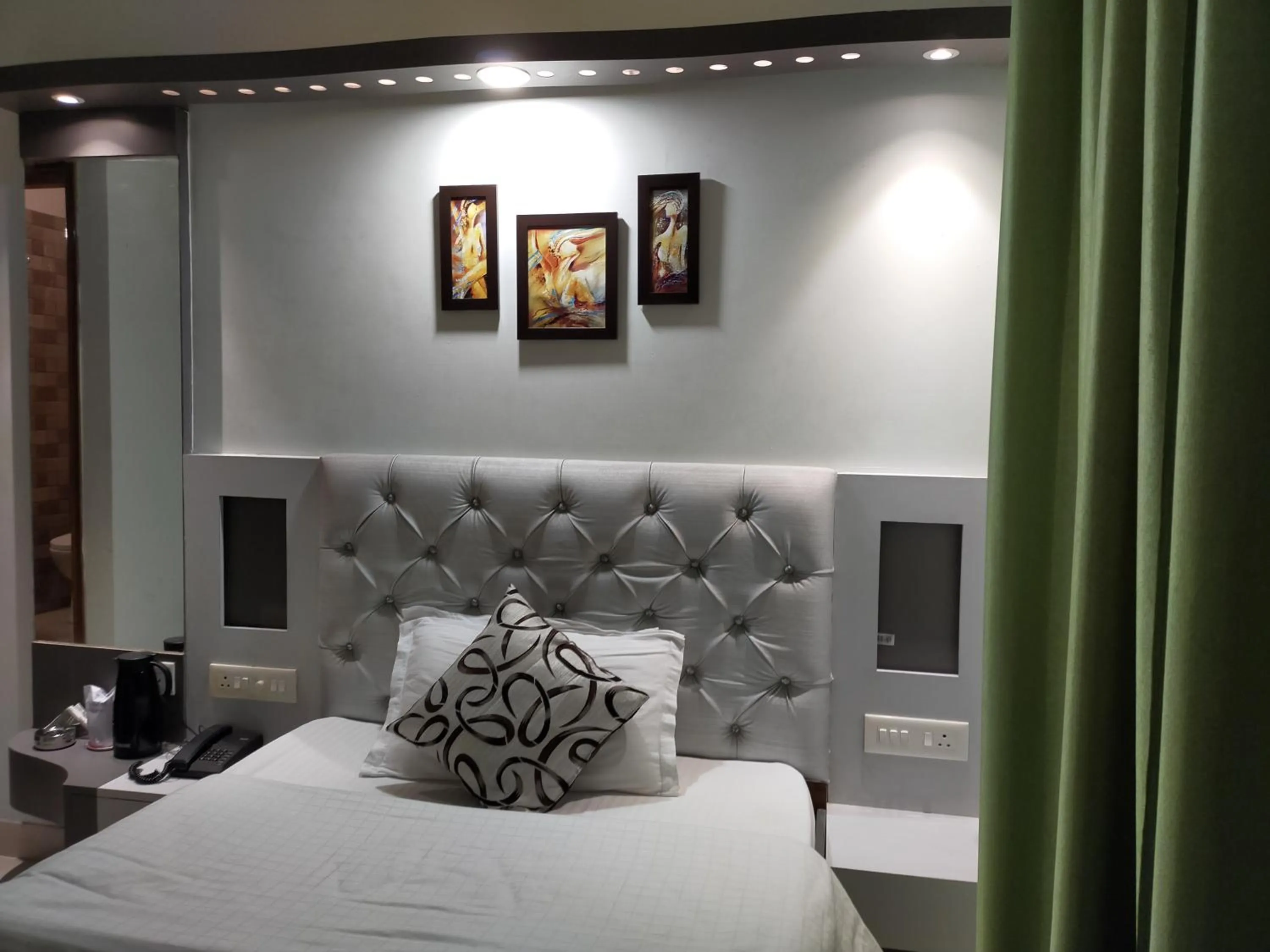 Bed in Hotel Prabhat