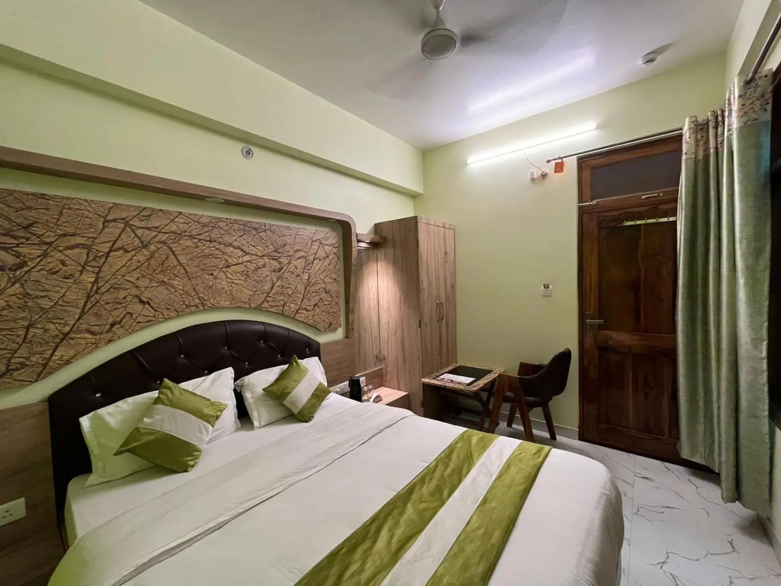 Bed in Hotel Prabhat