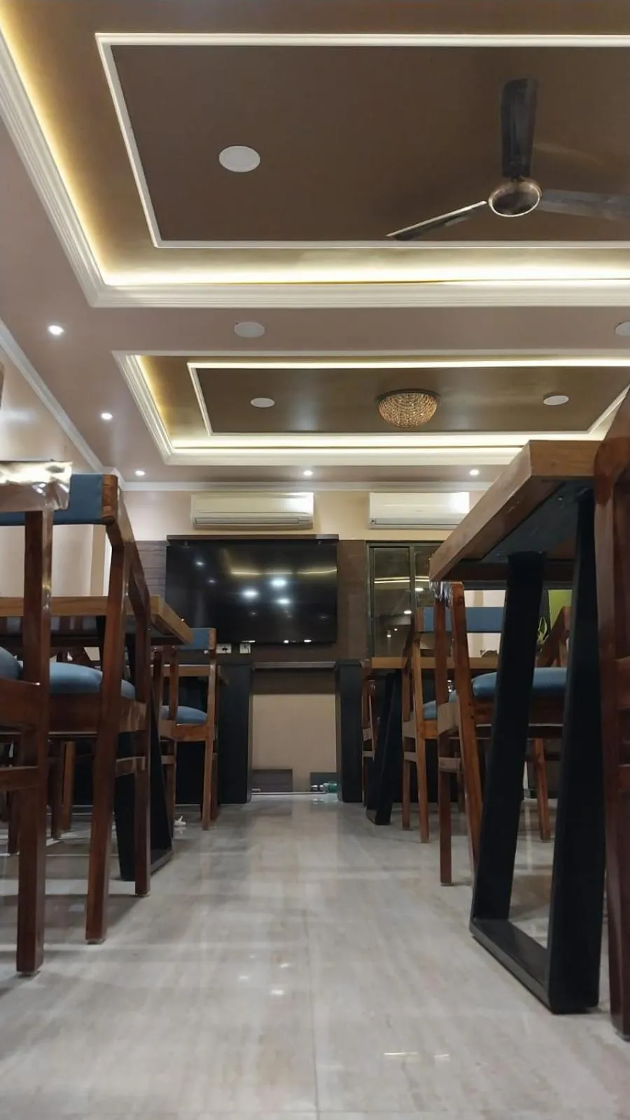 Restaurant/places to eat in Hotel Prabhat