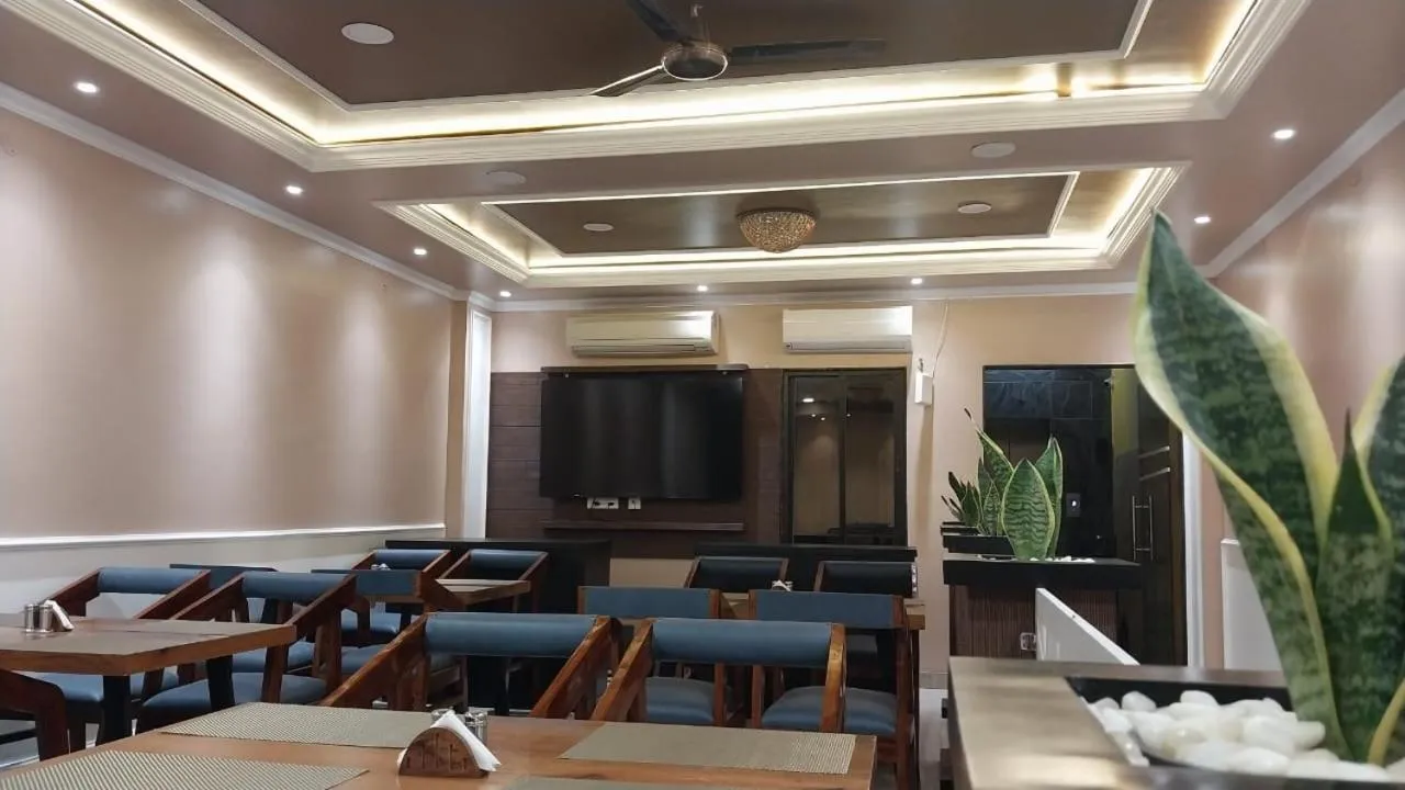 Restaurant/places to eat in Hotel Prabhat