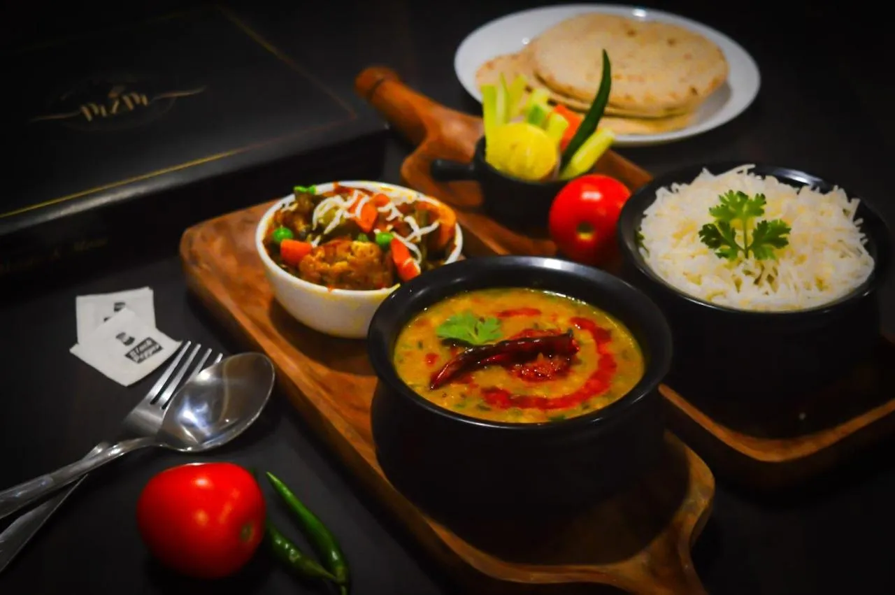 Restaurant/places to eat in Hotel Prabhat