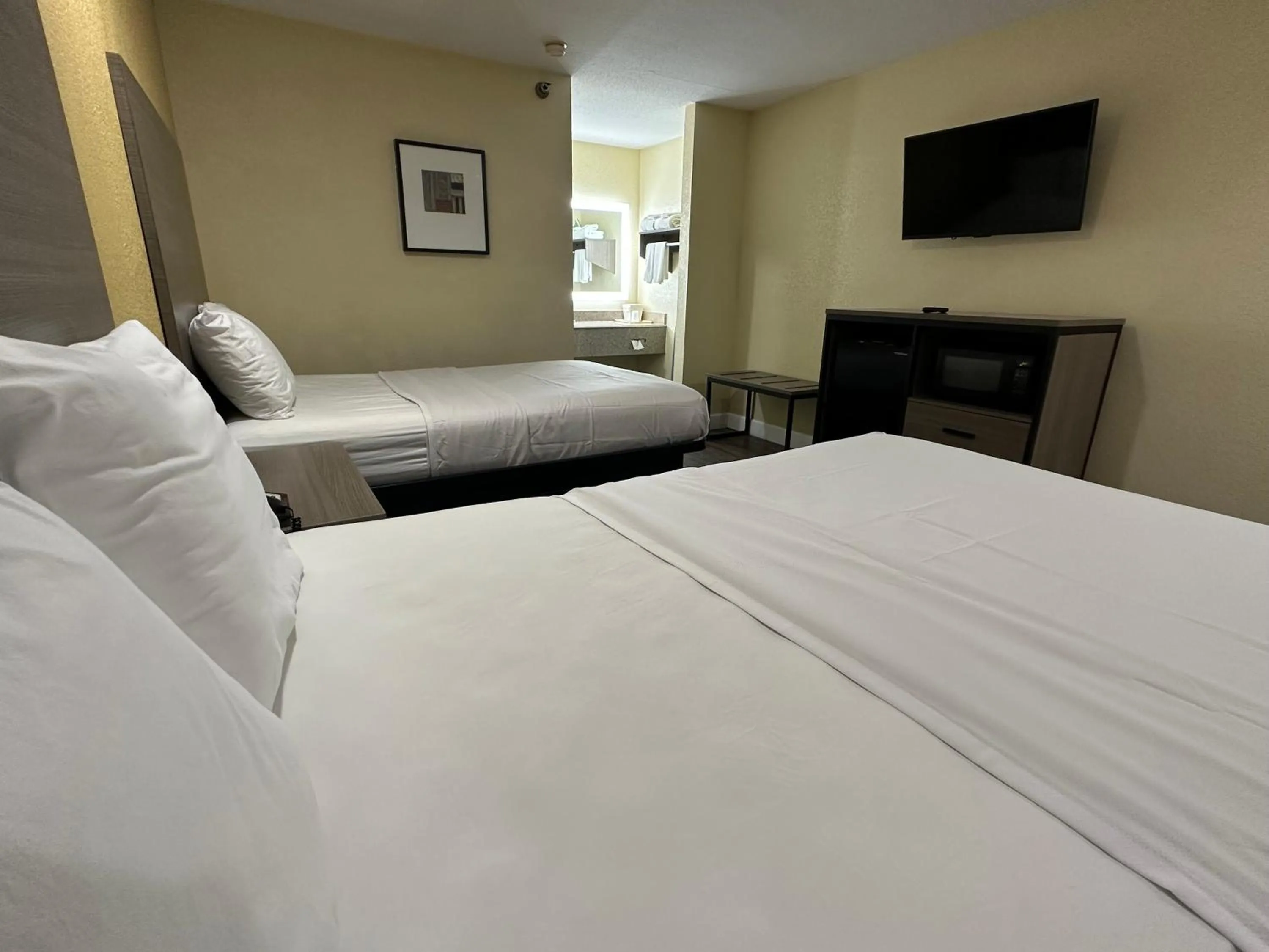Bed in Rodeway Inn & Suites Hwy 290 NW