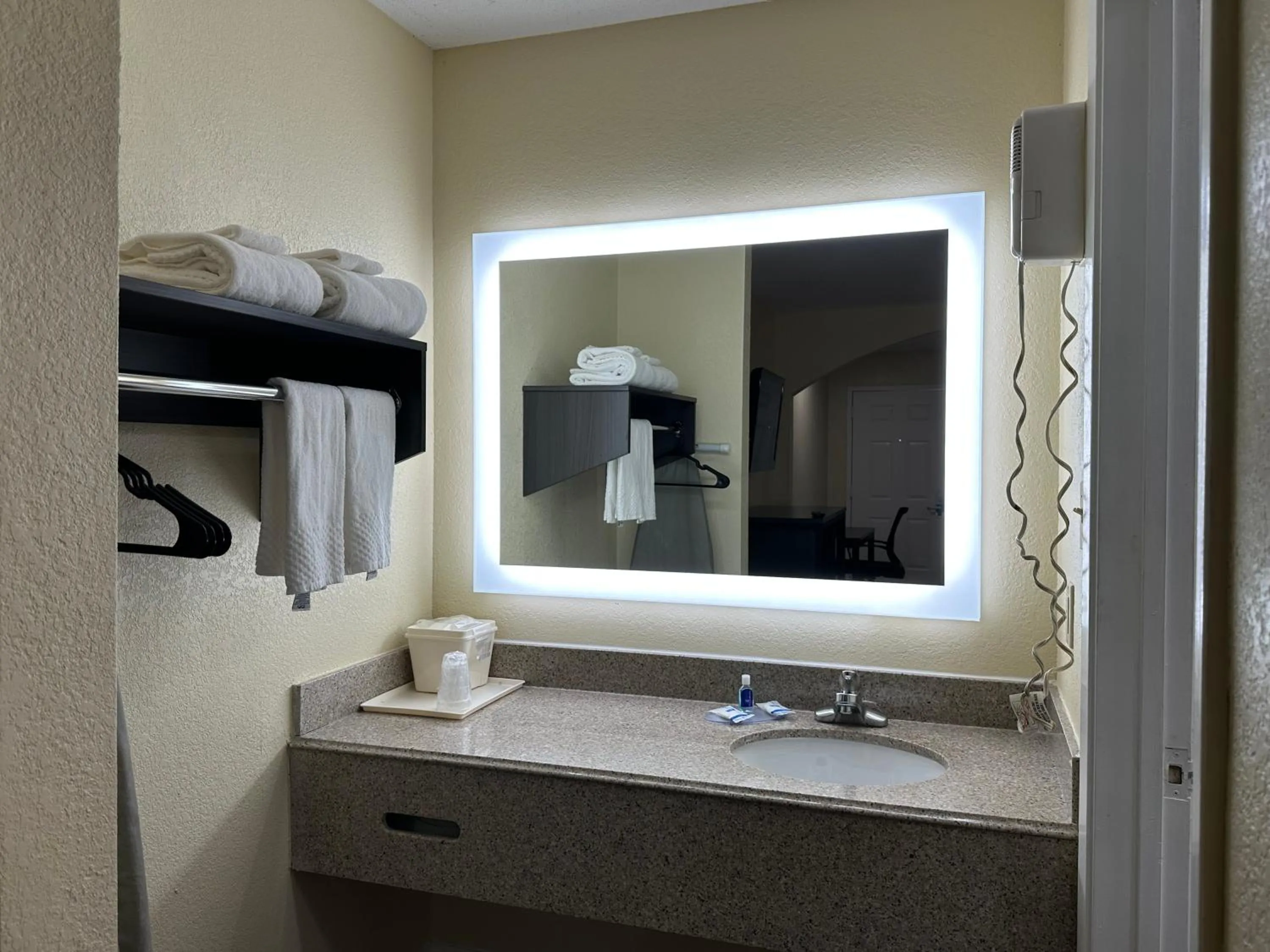 Rodeway Inn & Suites Hwy 290 NW