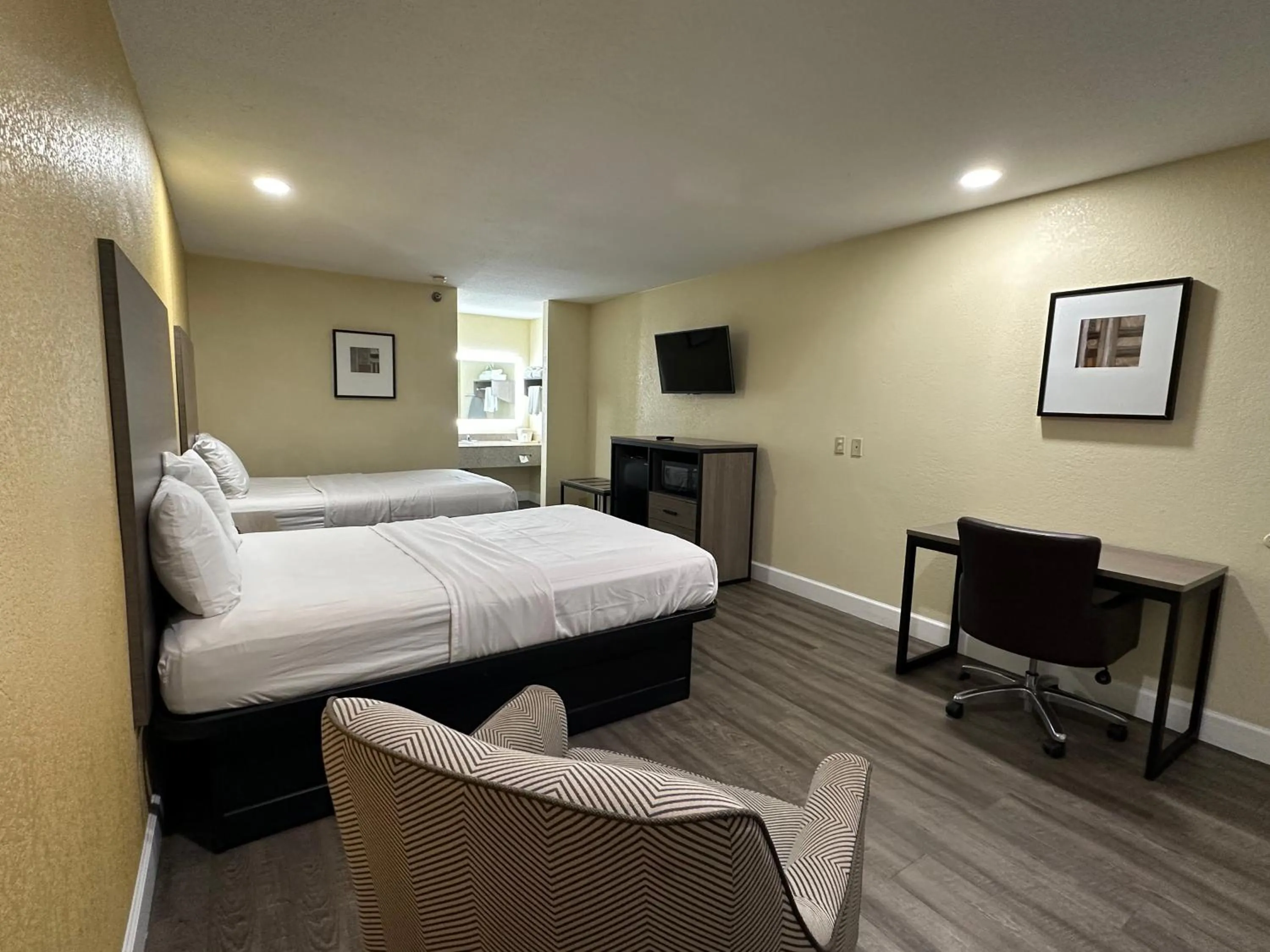 Bed in Rodeway Inn & Suites Hwy 290 NW