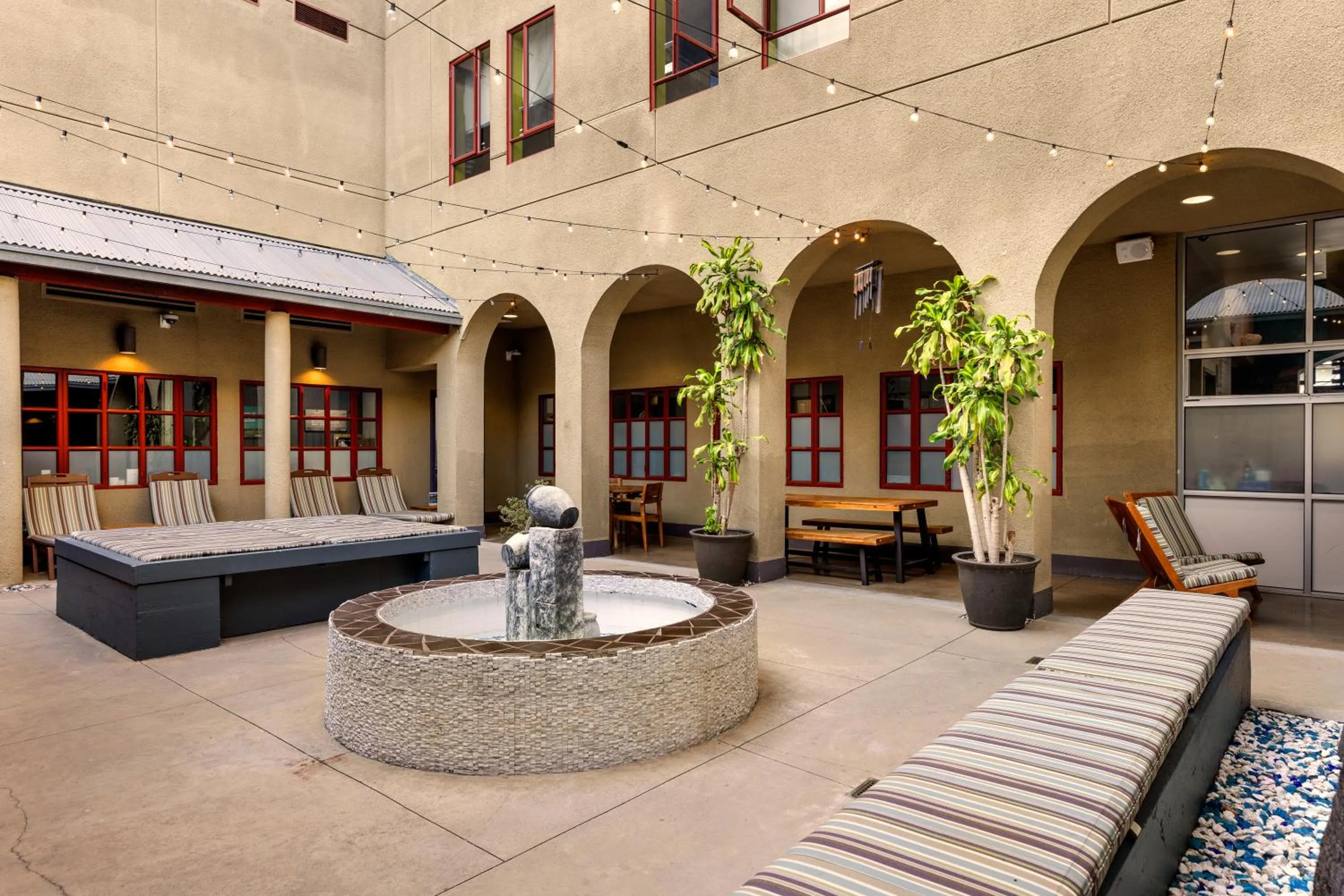 Inner courtyard view in HI Los Angeles Santa Monica Hostel