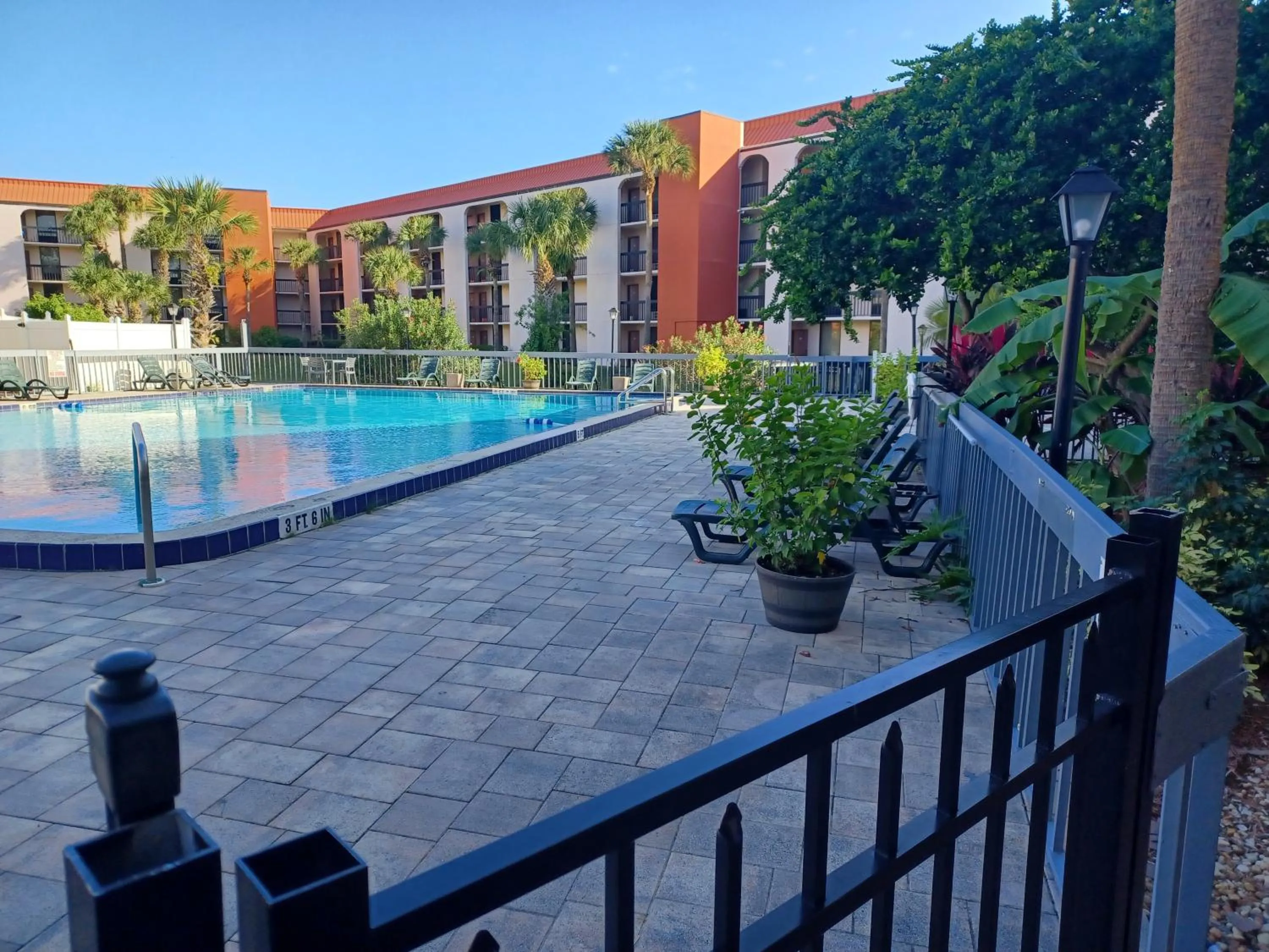Pool view in Grand Hotel Orlando at Universal Blvd - Shuttle to Theme Parks