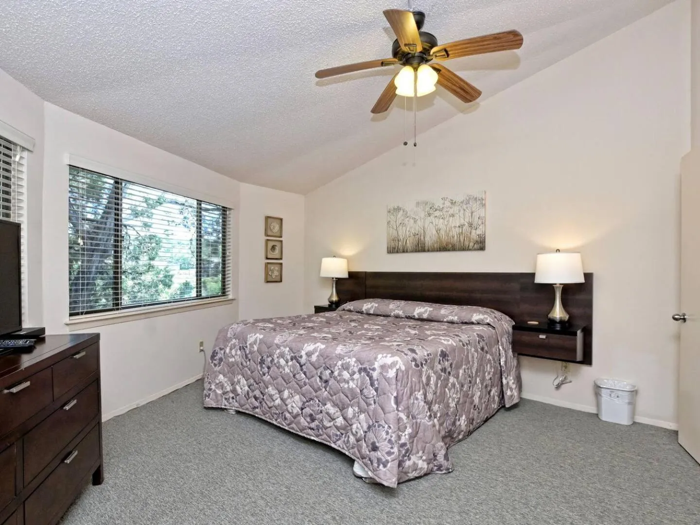 Bed in Lakefront Bungalow - Community PoolHot Tub #10