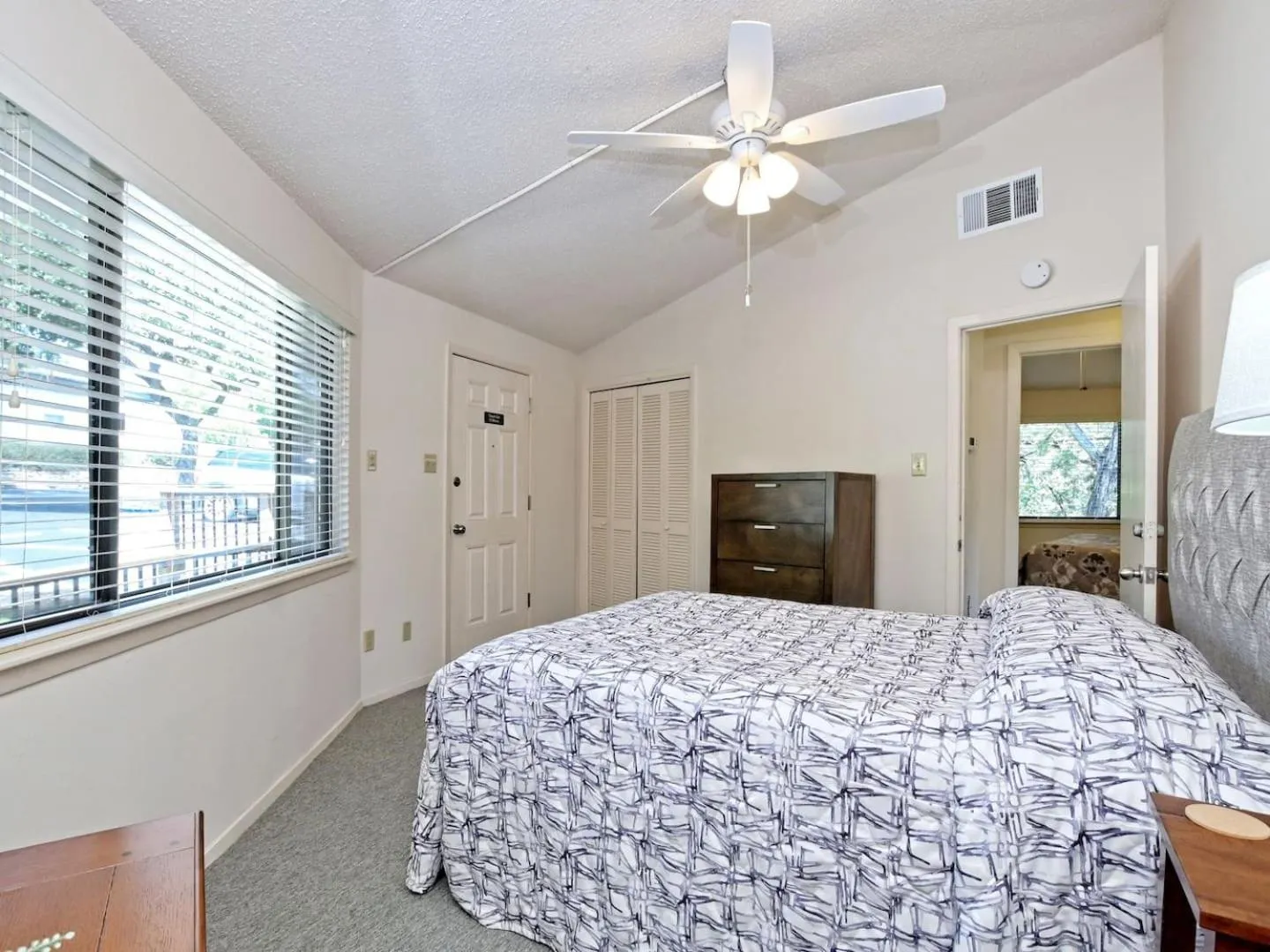 Bed in Treehouse Bungalow - Community PoolHot Tub #13