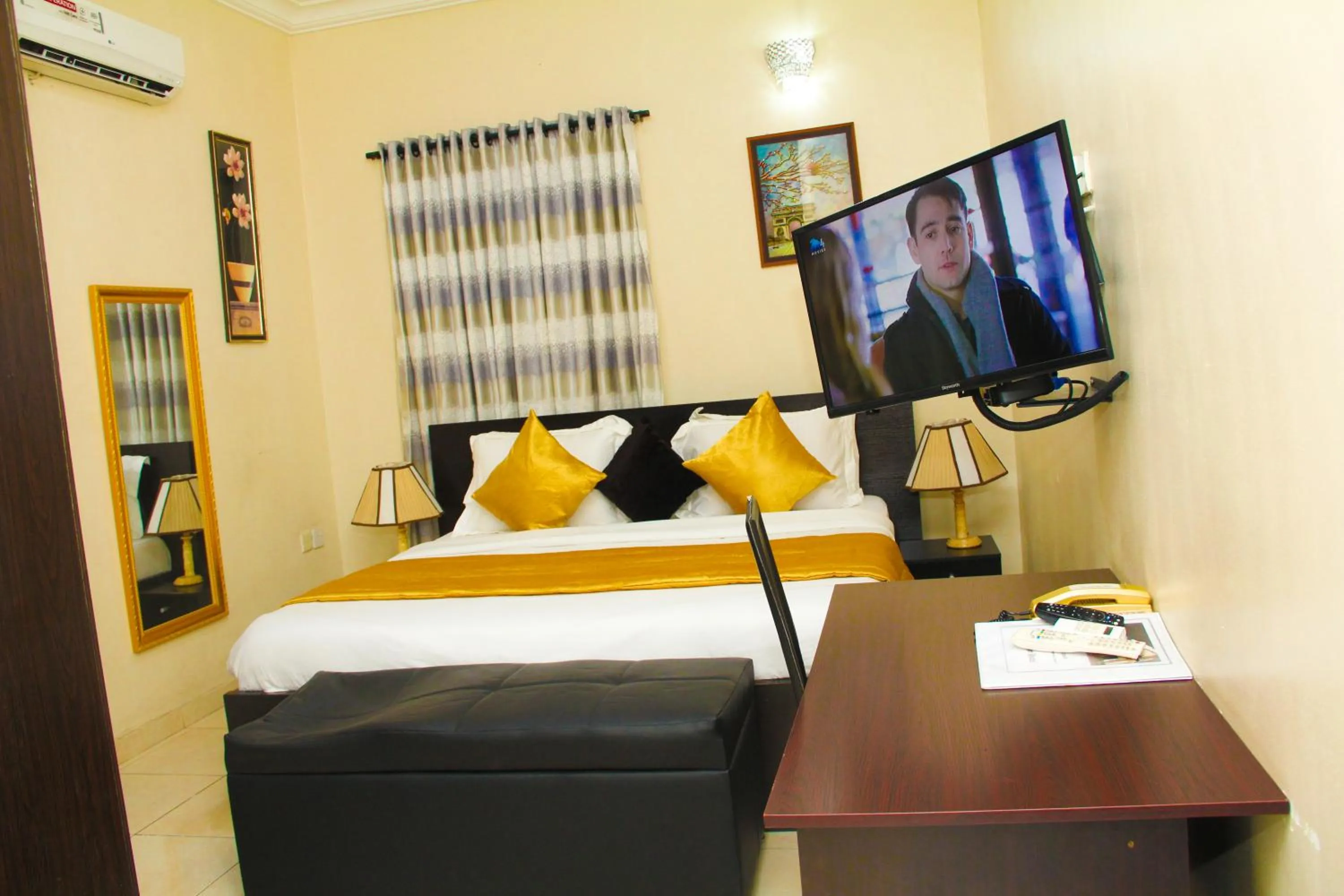 Bedroom, Bed in J Gibson Hotel