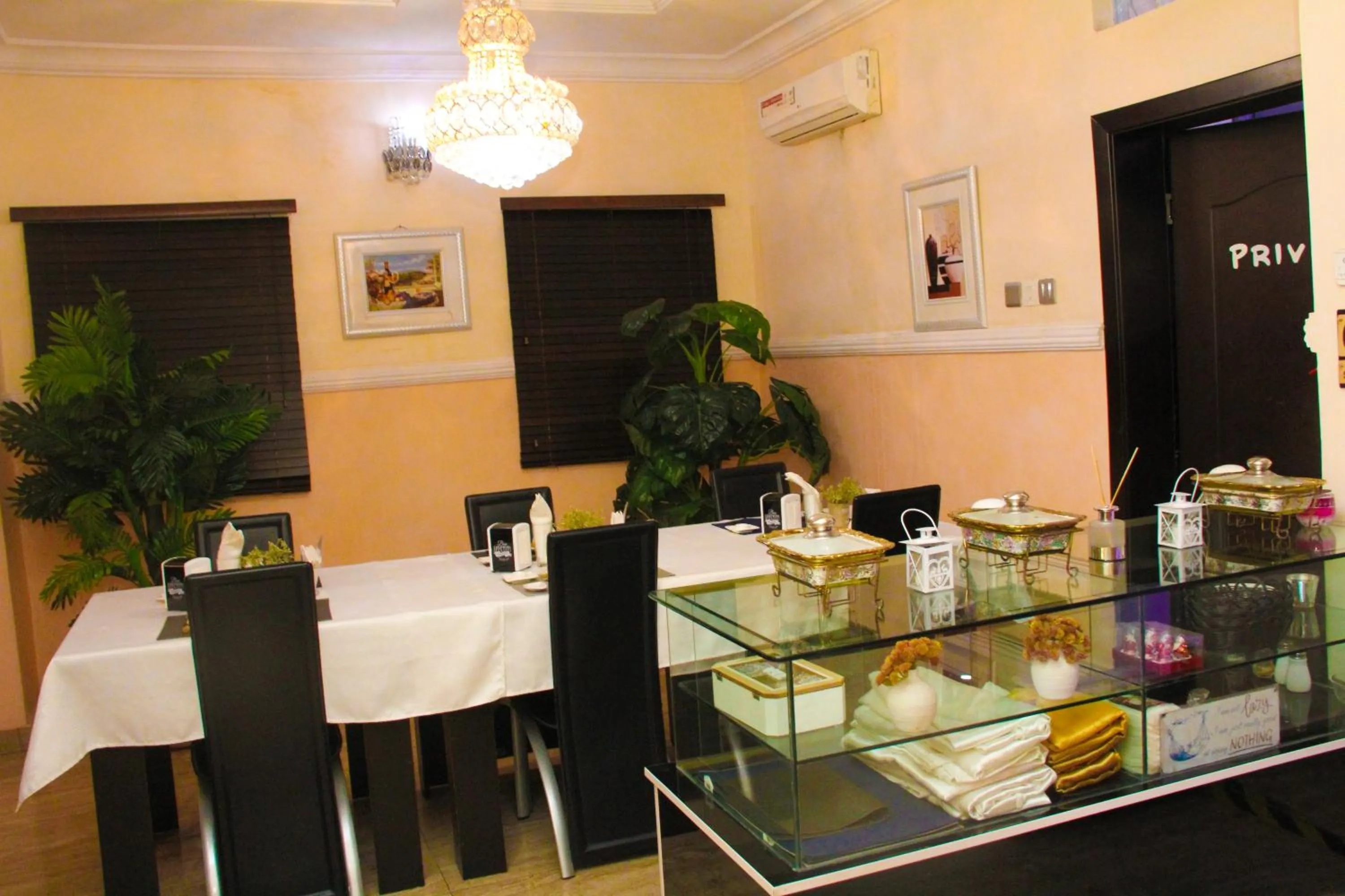 Restaurant/places to eat in J Gibson Hotel