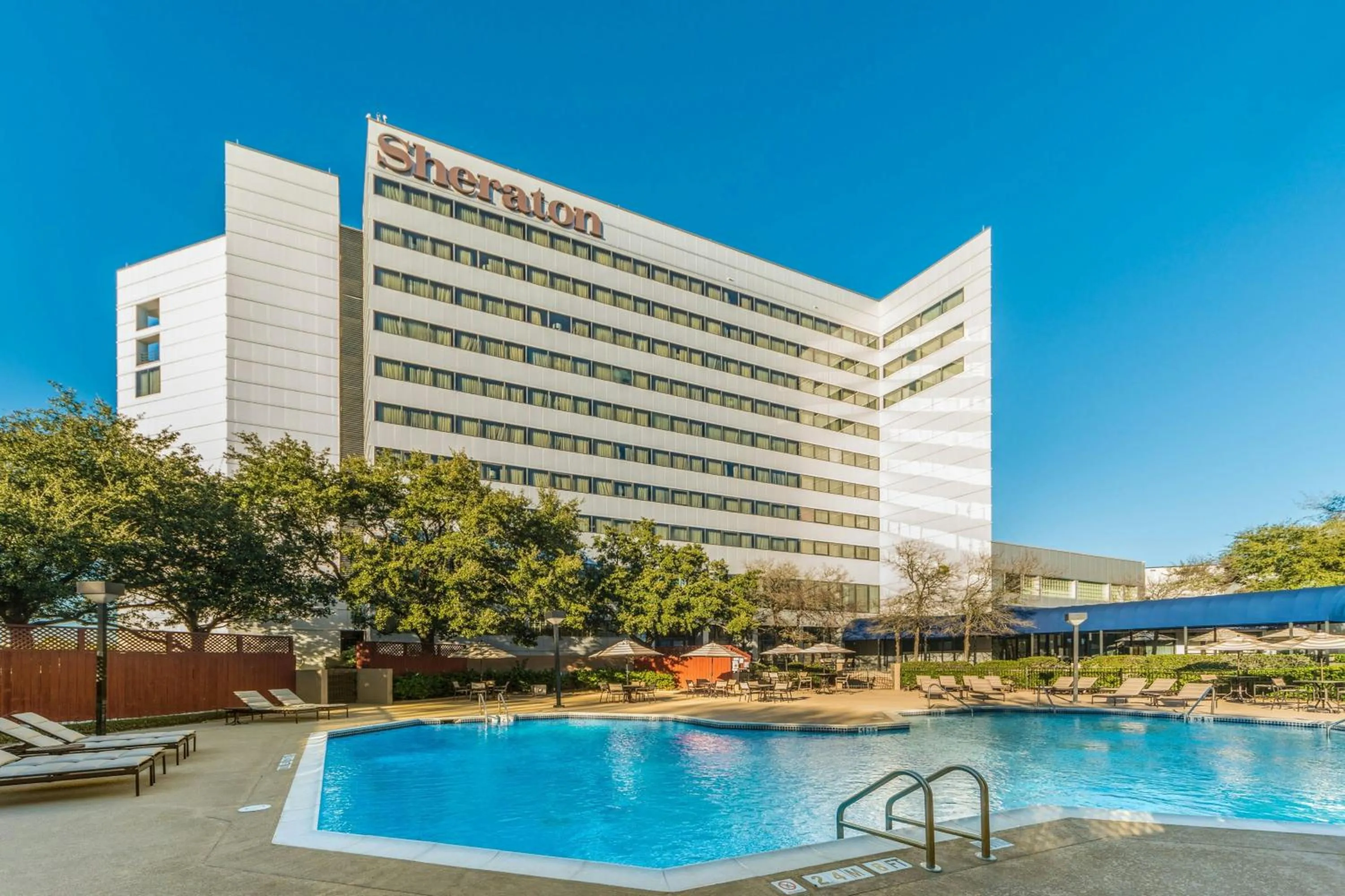 Swimming pool in Sheraton North Houston at George Bush Intercontinental