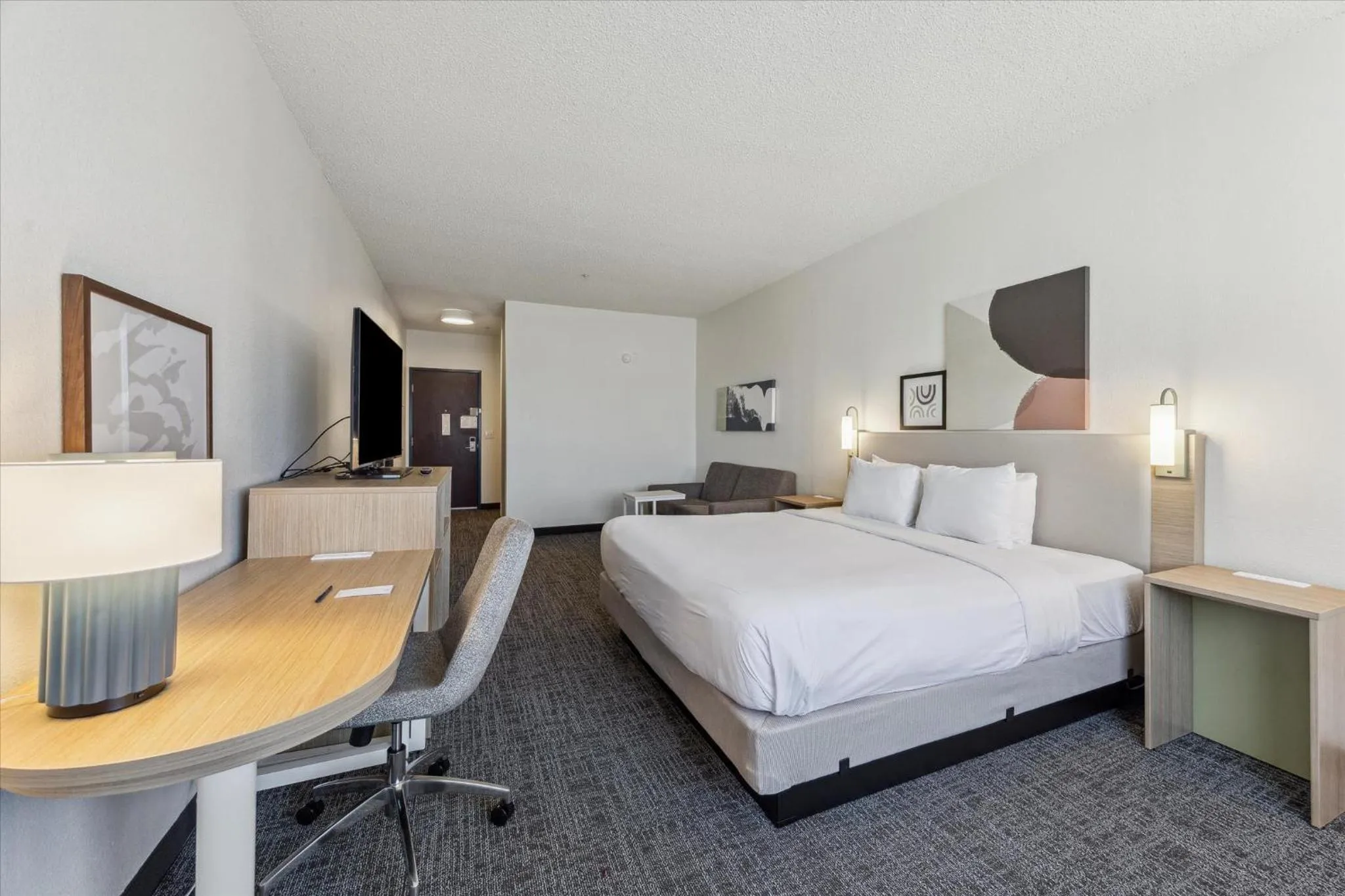 Bed in Comfort Suites - Near the Galleria