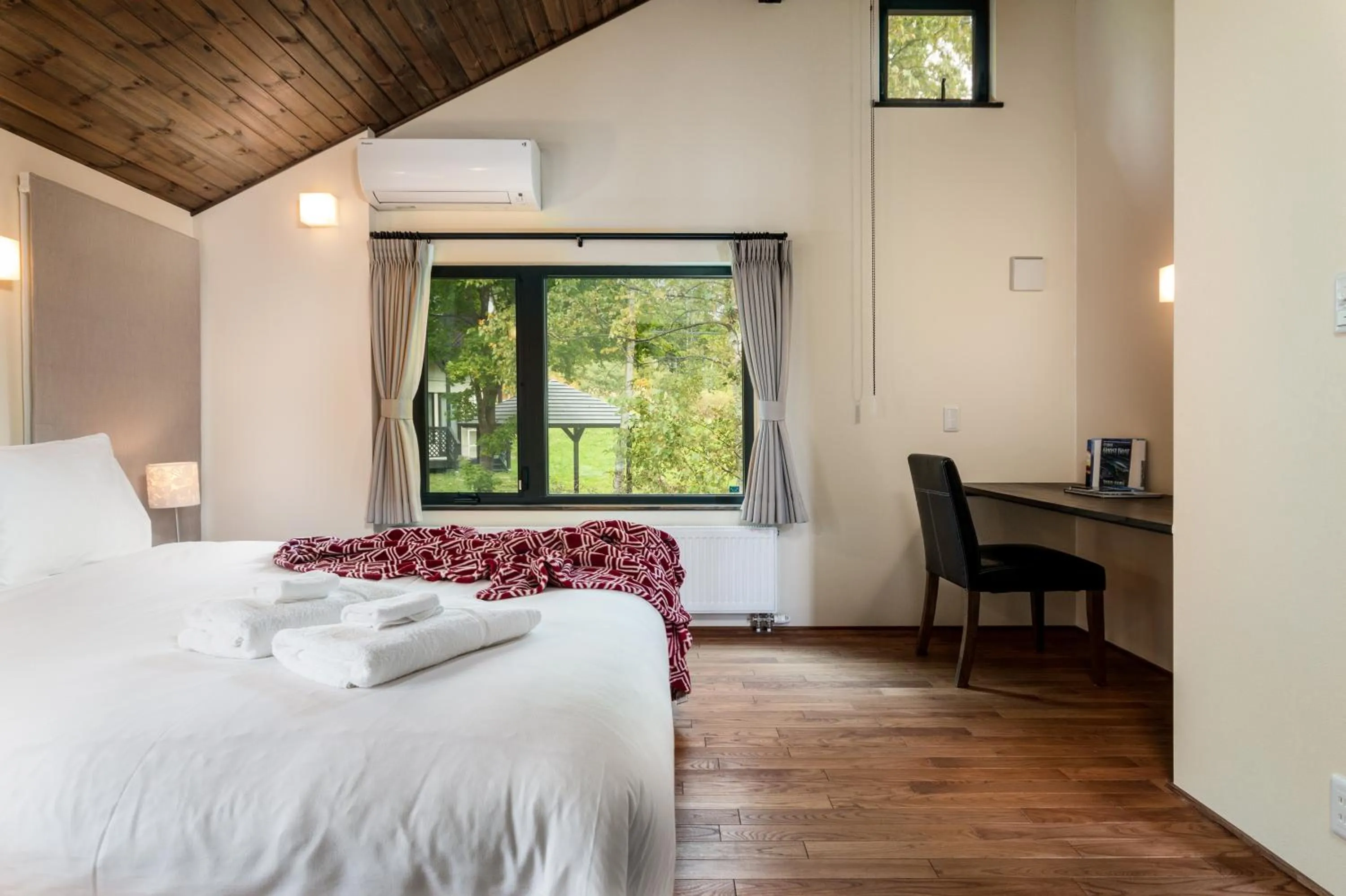 Bedroom, Bed in Tahoe Lodge by H2 Life