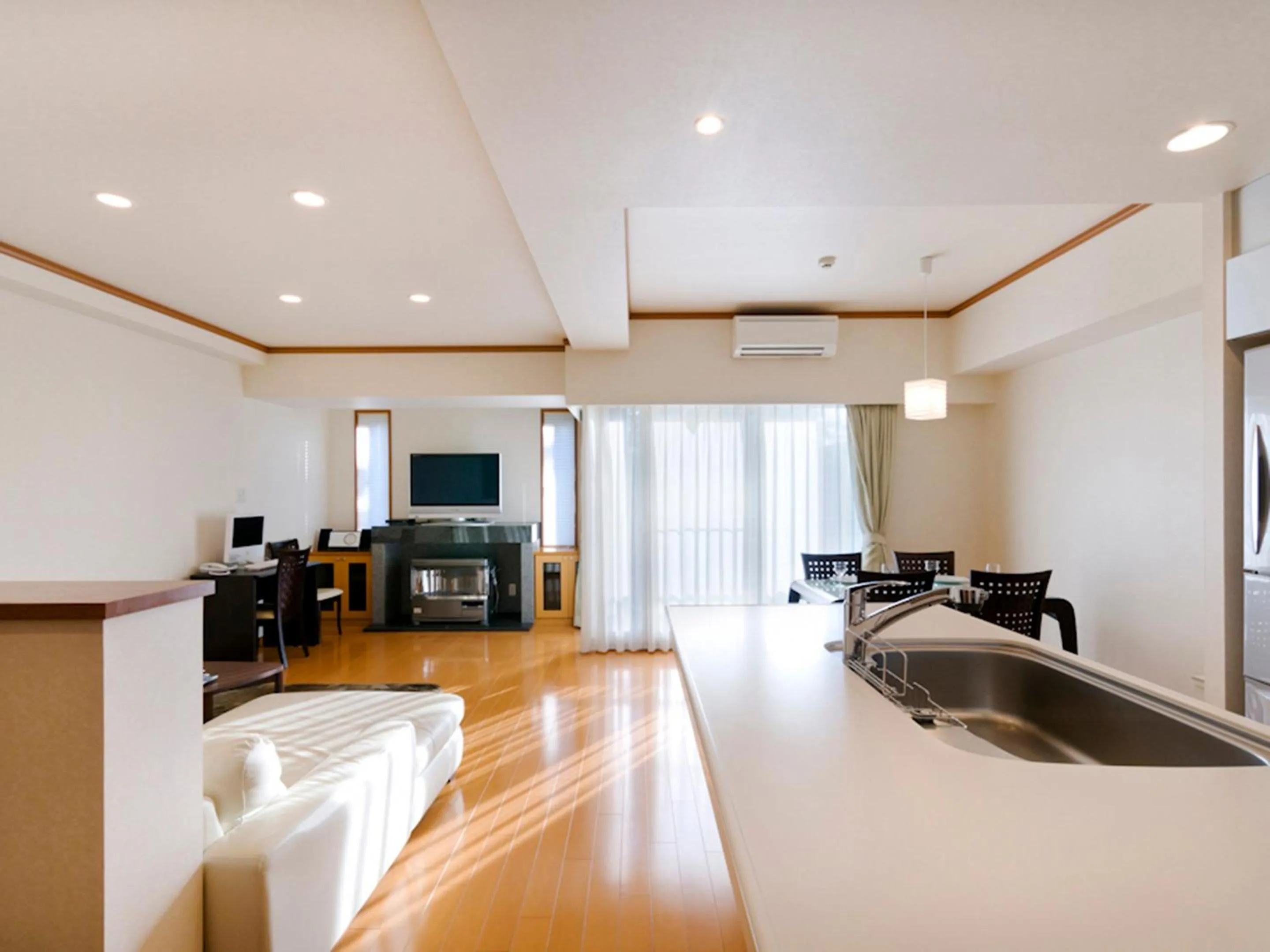 Photo of the whole room in Mountainside Palace